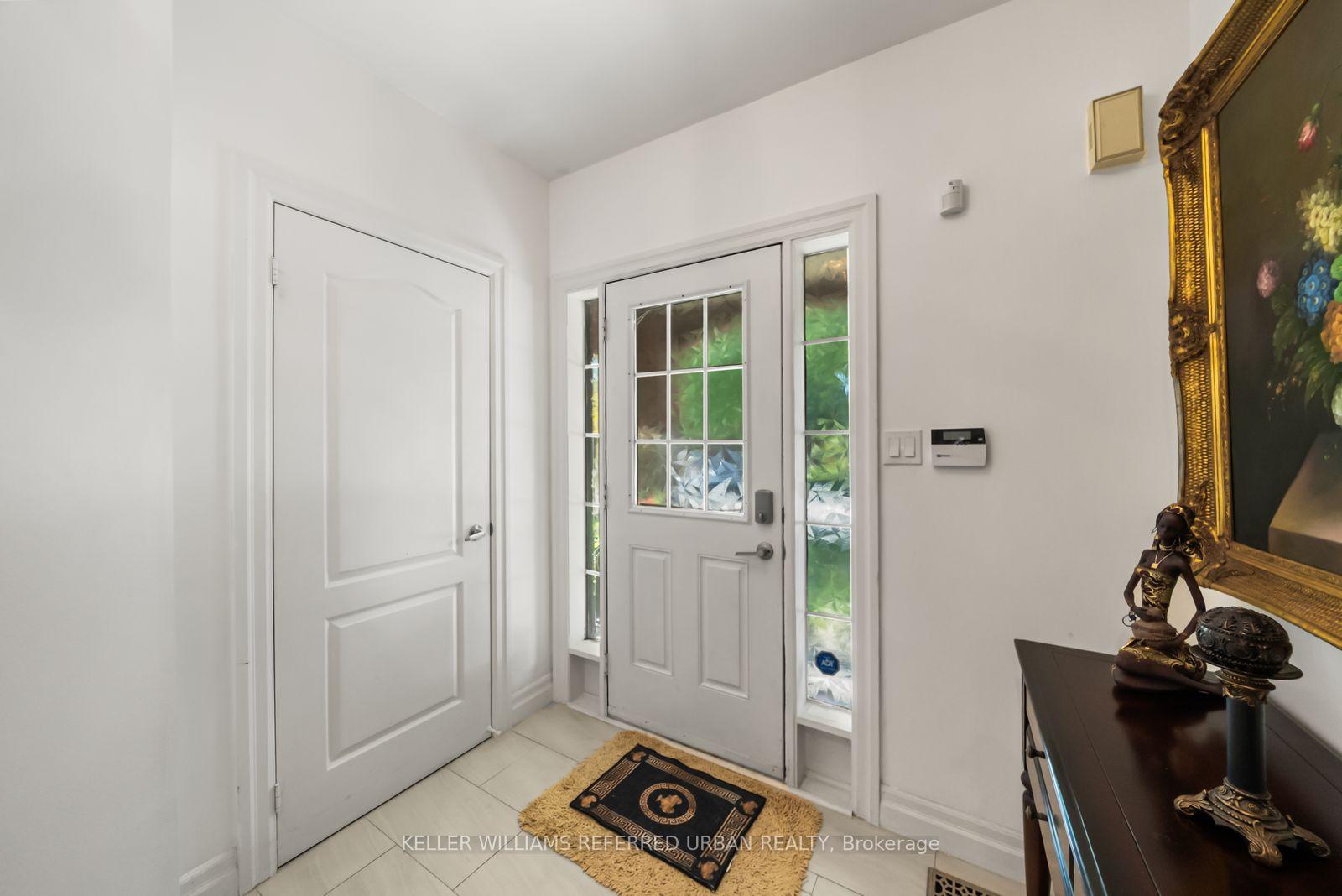 Photo 10 of 1002 Oaktree Crescent, Newmarket, Summerhill Estates — HOMEH
