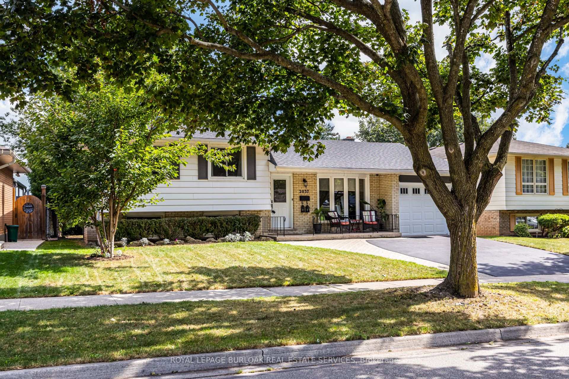 Photo 2 of 2037 Mountain Grove Avenue, Burlington, Brant Hills — HOMEH