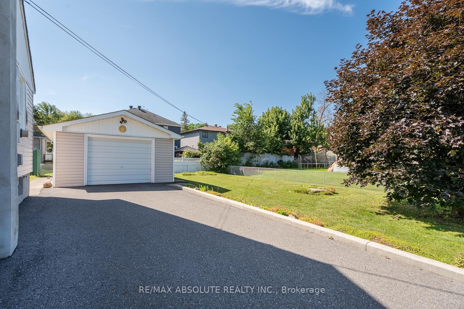 Photo 3 of 1880 Kingsdale Avenue, Ottawa, Blossom Park/Leitrim — HOMEH