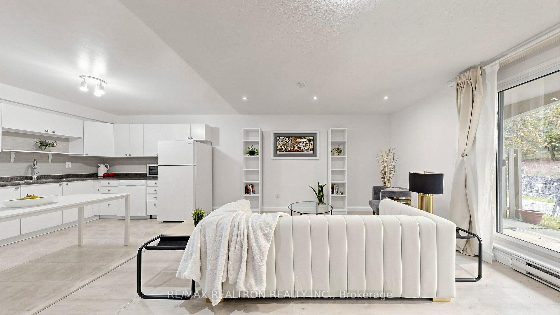 Photo 7 of Unit 151, 10 Moonstone Byway, North York, Hillcrest Village — HOMEH