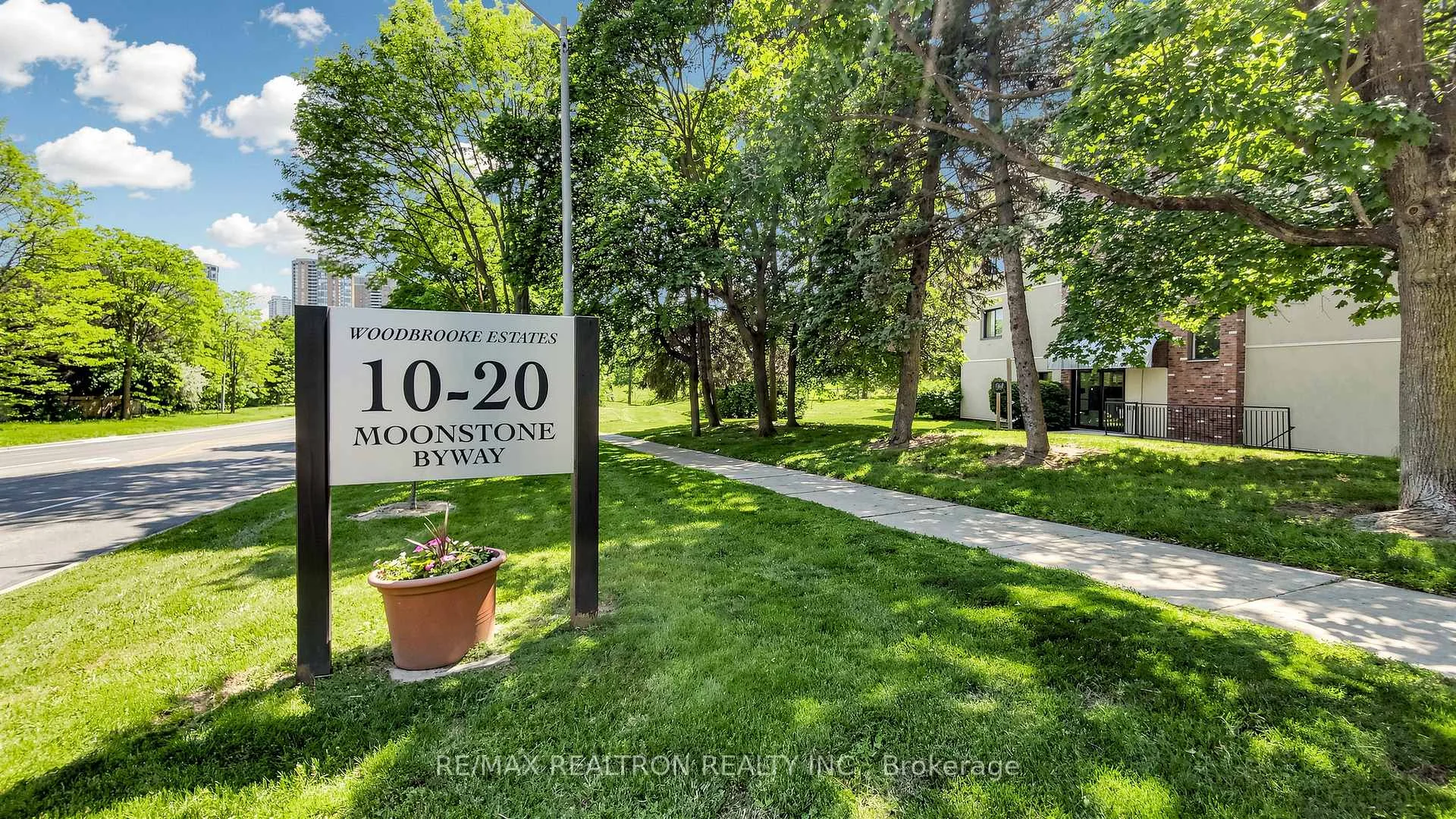 Photo 2 of Unit 151, 10 Moonstone Byway, North York, Hillcrest Village — HOMEH