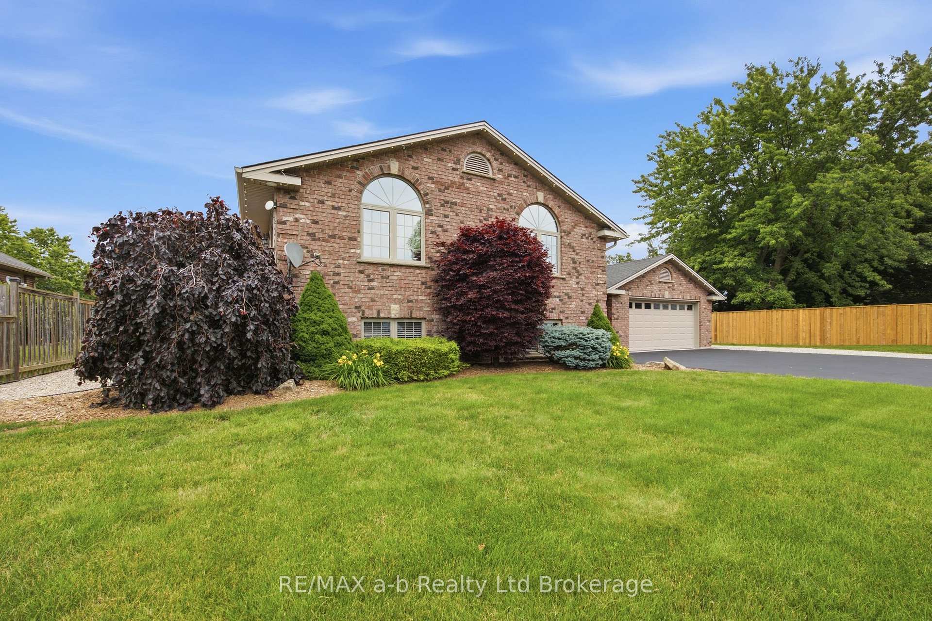 Photo 4 of 6744 Hacienda Road, Malahide, Rural Malahide — HOMEH