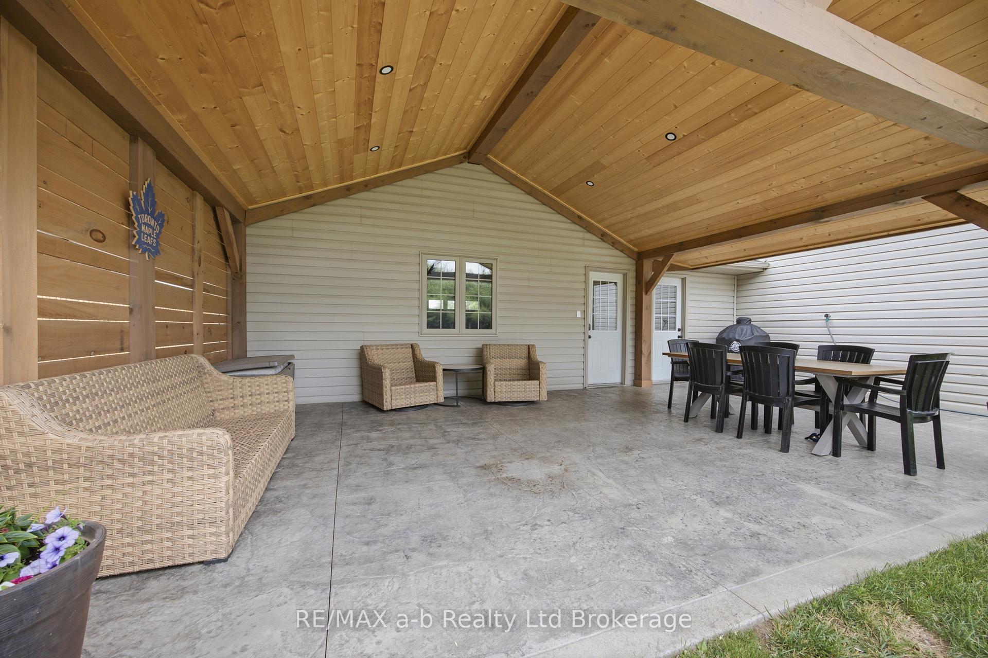 Photo 6 of 6744 Hacienda Road, Malahide, Rural Malahide — HOMEH