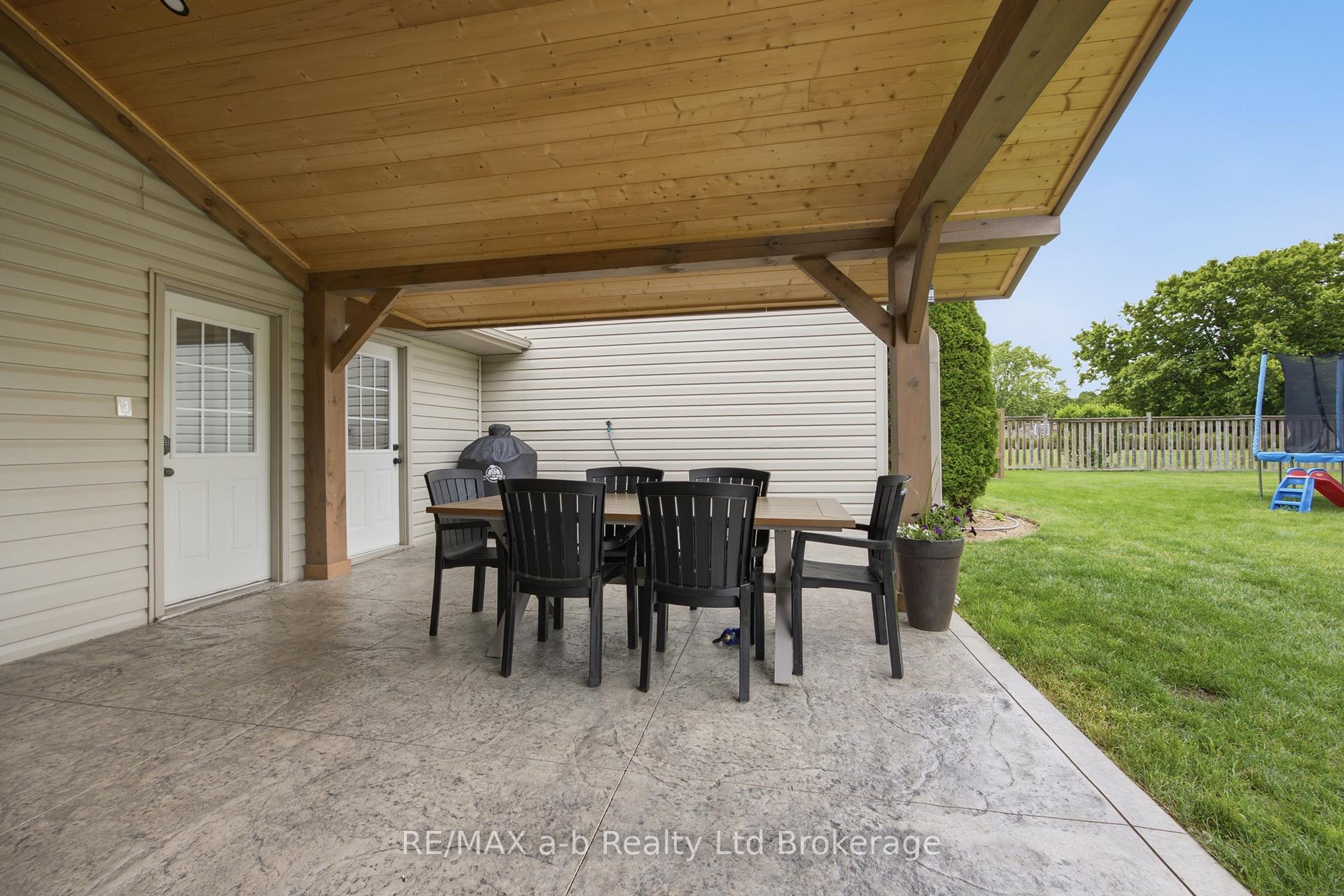 Photo 7 of 6744 Hacienda Road, Malahide, Rural Malahide — HOMEH