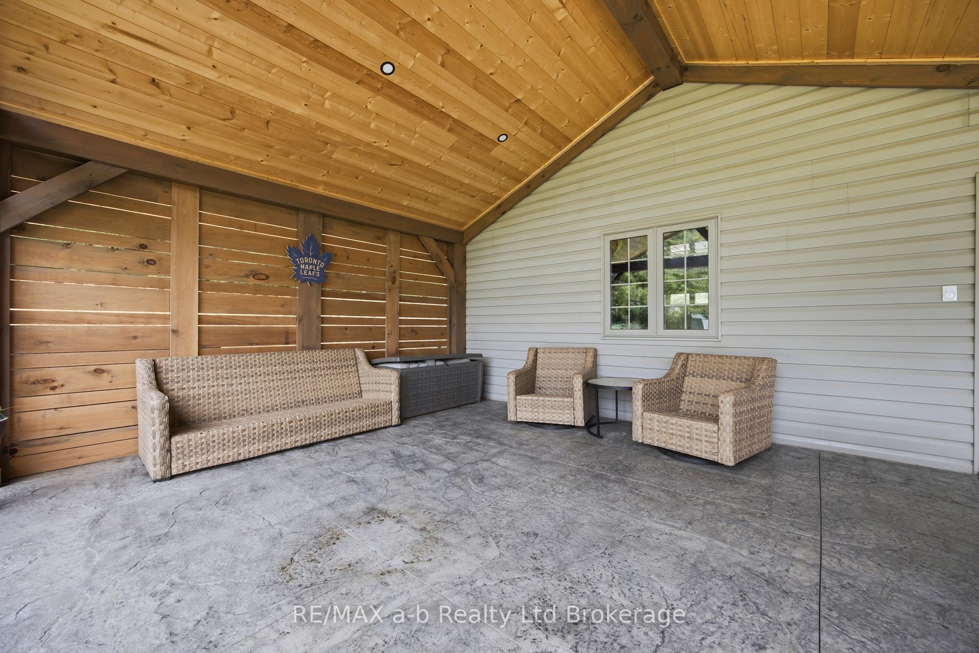 Photo 8 of 6744 Hacienda Road, Malahide, Rural Malahide — HOMEH