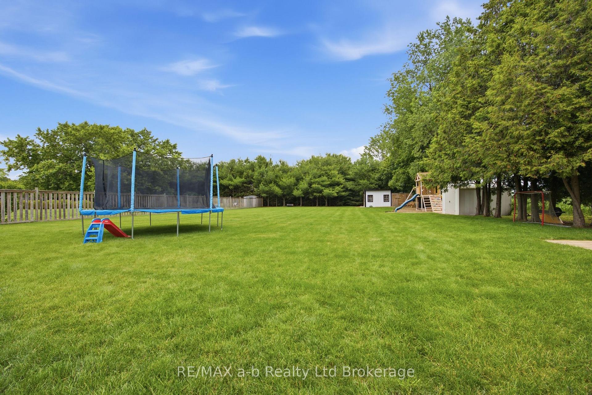 Photo 9 of 6744 Hacienda Road, Malahide, Rural Malahide — HOMEH