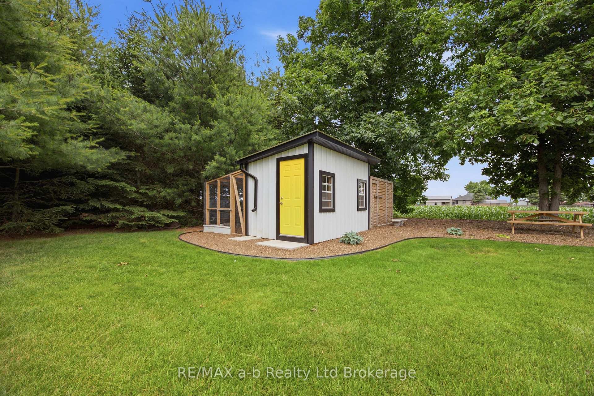 Photo 12 of 6744 Hacienda Road, Malahide, Rural Malahide — HOMEH