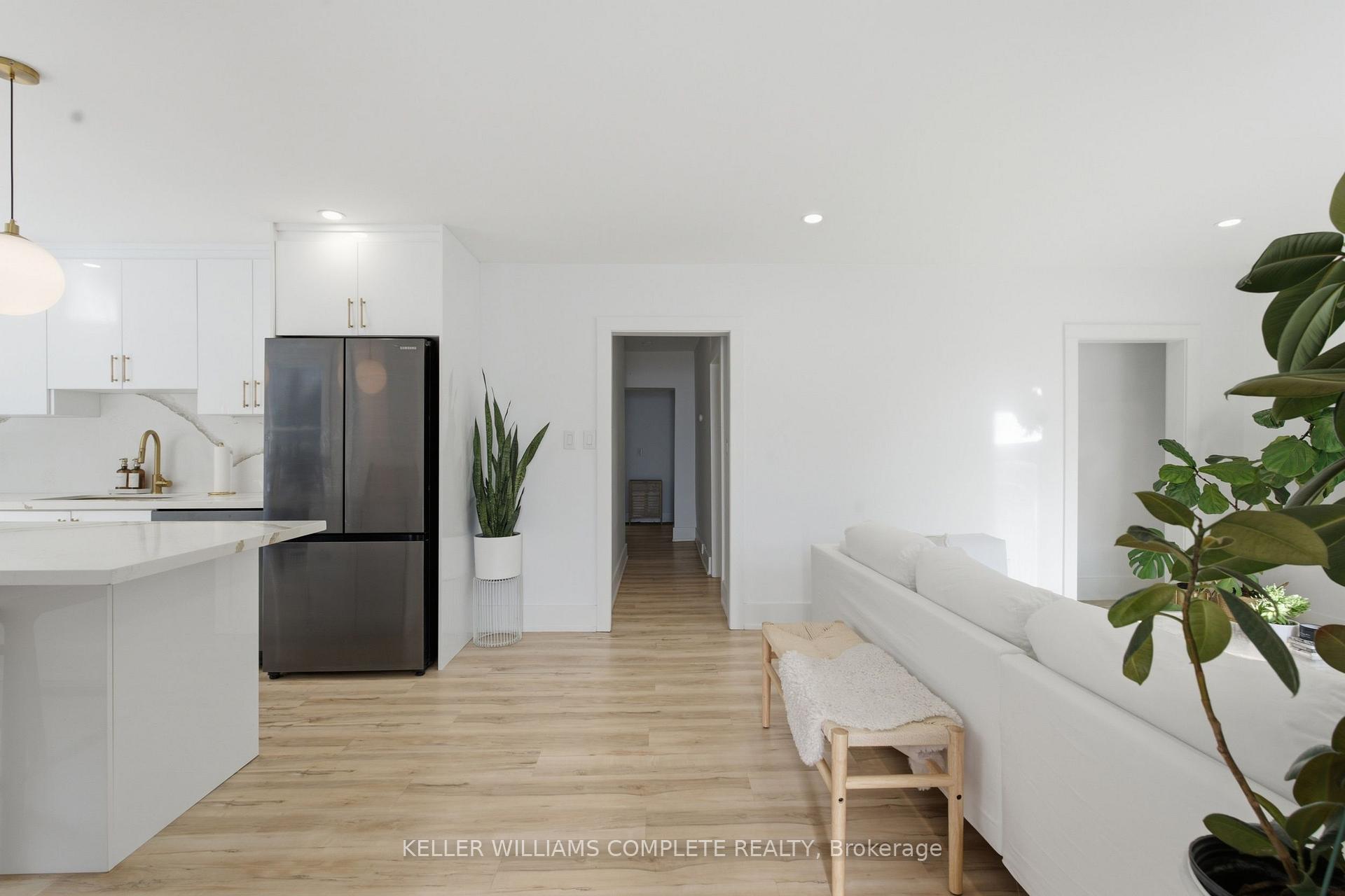 Photo 4 of 409 Ontario Street, Grimsby, Grimsby Beach — HOMEH