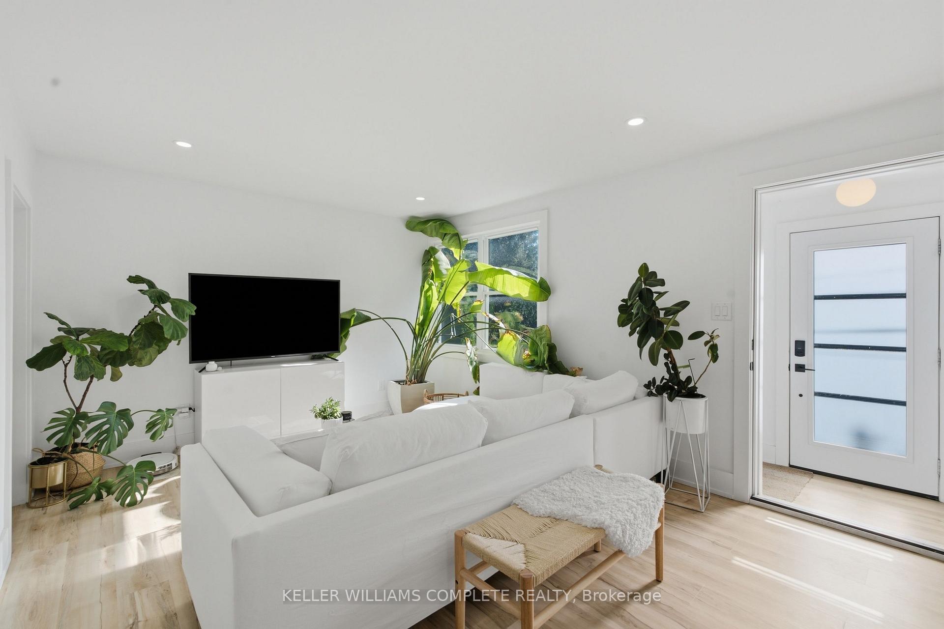 Photo 5 of 409 Ontario Street, Grimsby, Grimsby Beach — HOMEH