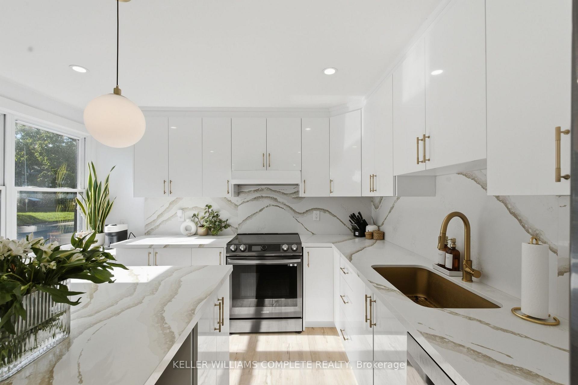 Photo 10 of 409 Ontario Street, Grimsby, Grimsby Beach — HOMEH
