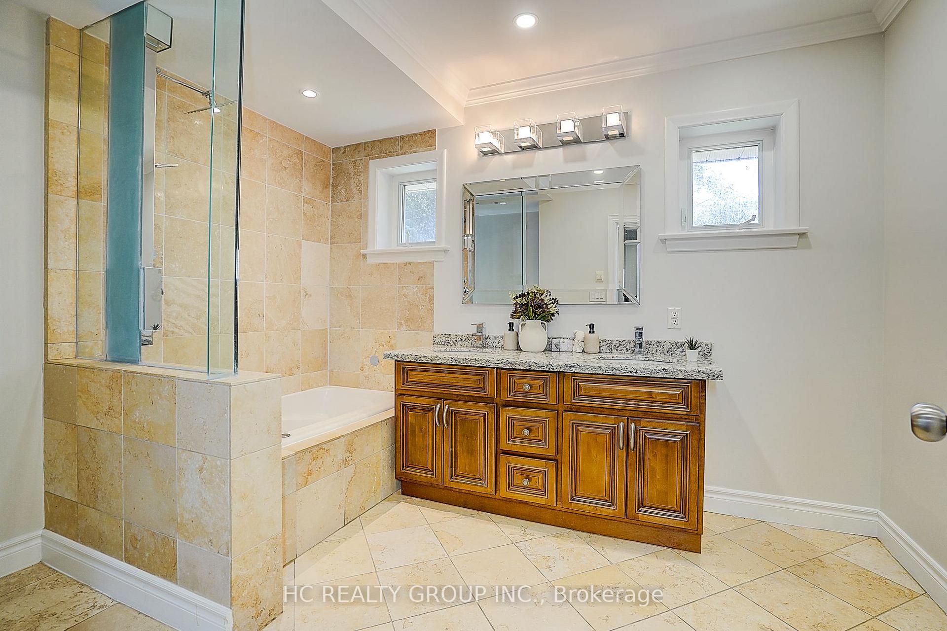 Photo 31 of 19 Lower Links Road, North York, St. Andrew-Windfields — HOMEH