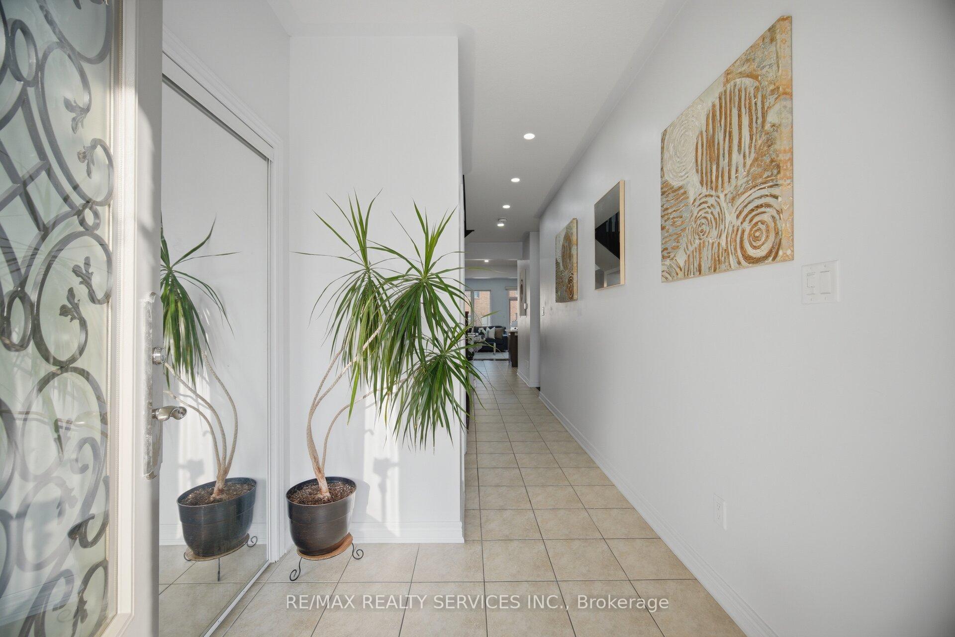 Photo 4 of 18 Seedland Crescent, Brampton, Sandringham-Wellington — HOMEH