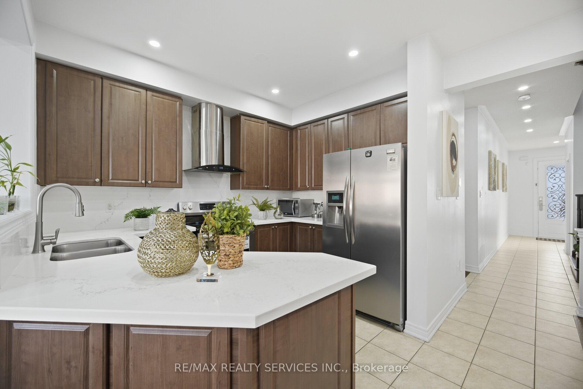 Photo 5 of 18 Seedland Crescent, Brampton, Sandringham-Wellington — HOMEH
