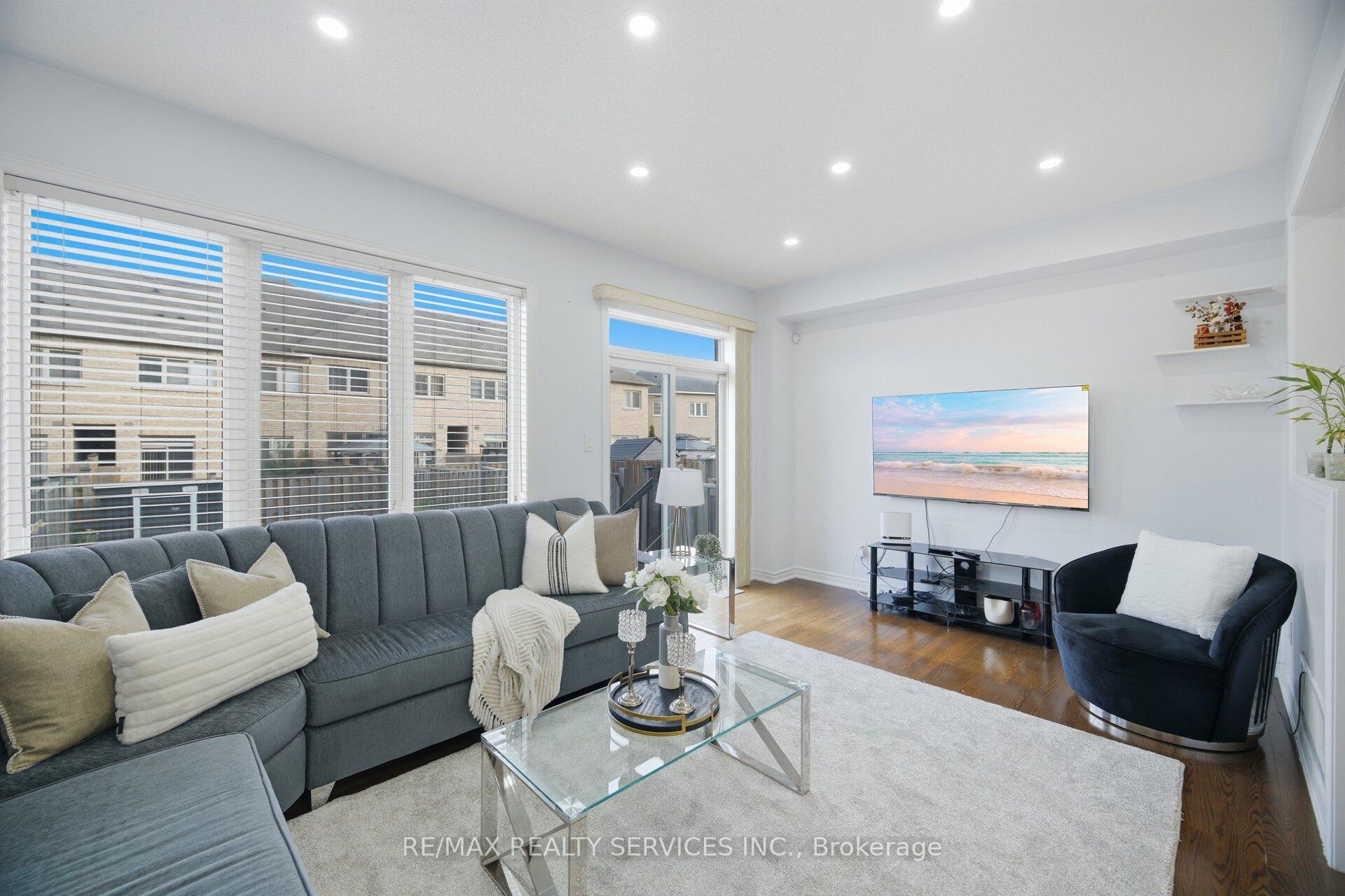 Photo 11 of 18 Seedland Crescent, Brampton, Sandringham-Wellington — HOMEH