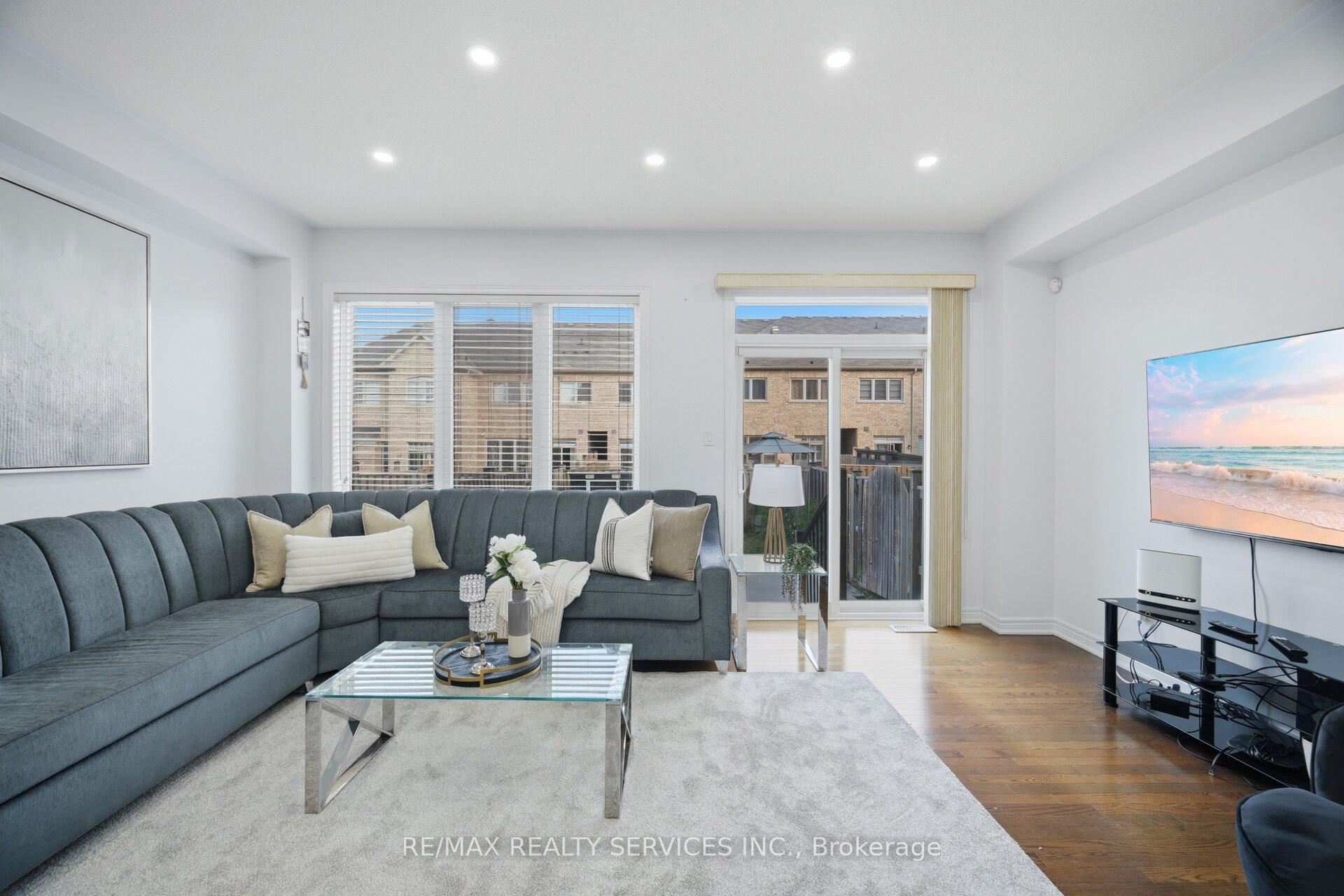 Photo 12 of 18 Seedland Crescent, Brampton, Sandringham-Wellington — HOMEH