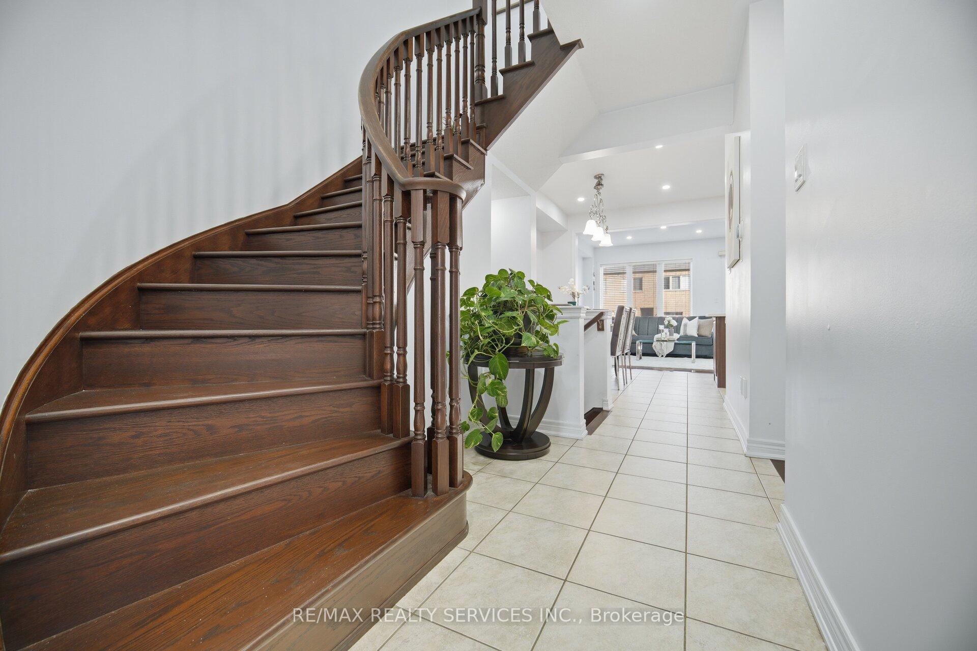 Photo 16 of 18 Seedland Crescent, Brampton, Sandringham-Wellington — HOMEH