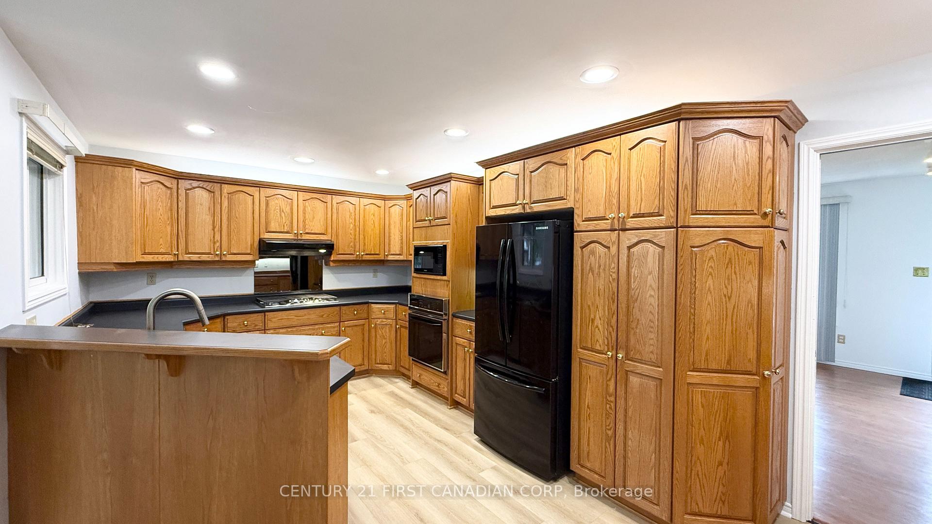 Photo 5 of 80 Rollscourt Place, London, North K — HOMEH