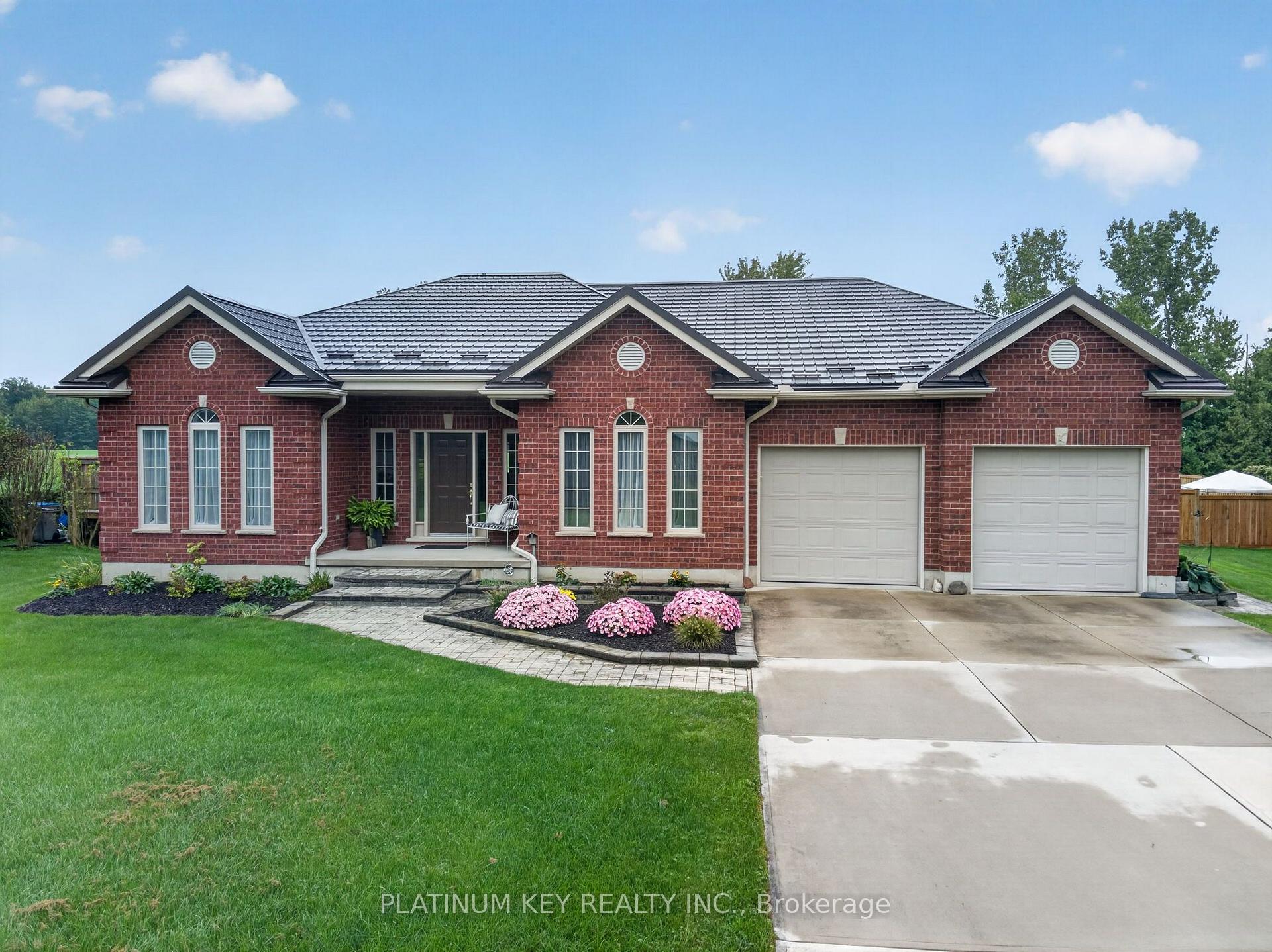 Photo 2 of 653 Peter Street, Strathroy-Caradoc, Melbourne — HOMEH