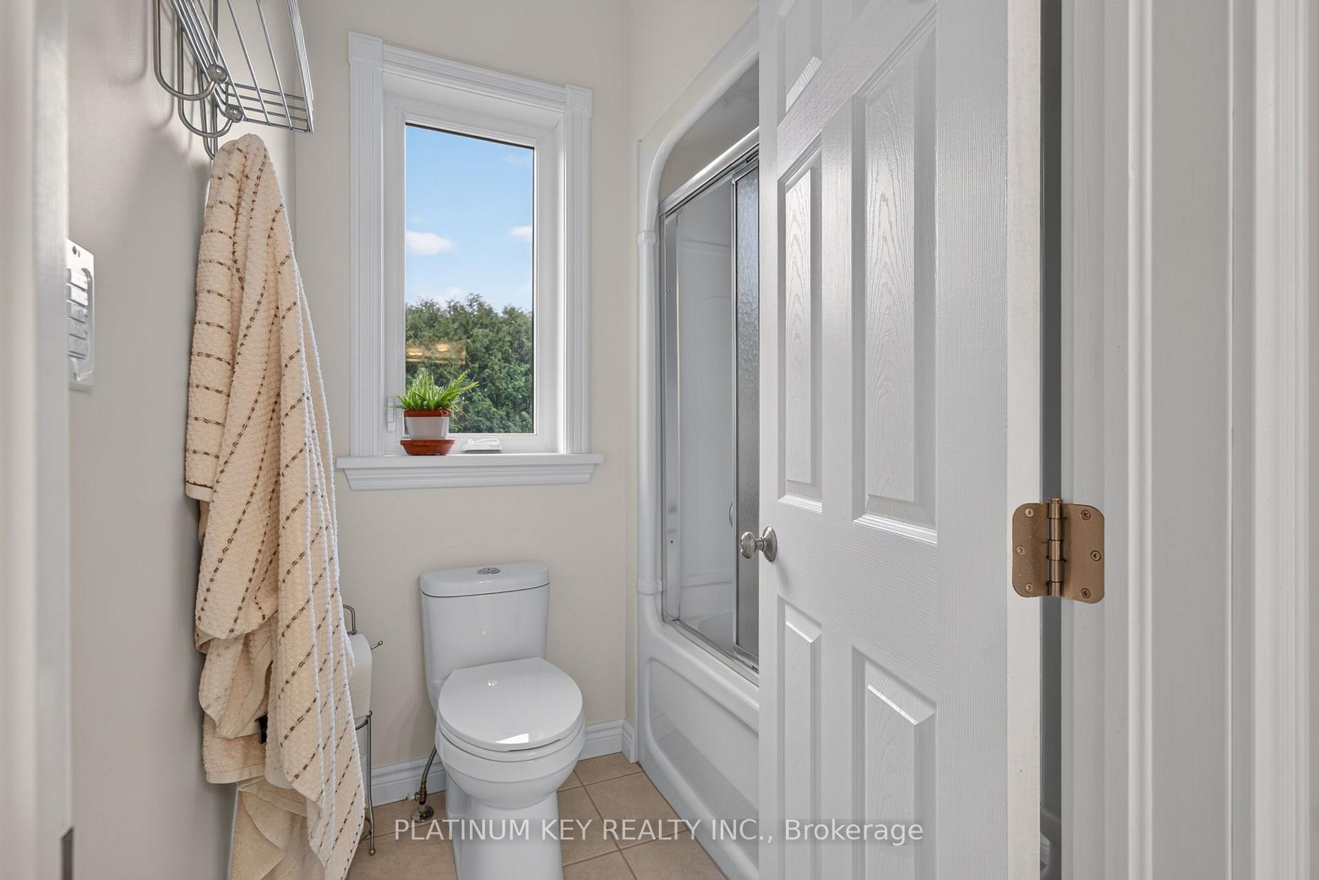 Photo 9 of 653 Peter Street, Strathroy-Caradoc, Melbourne — HOMEH