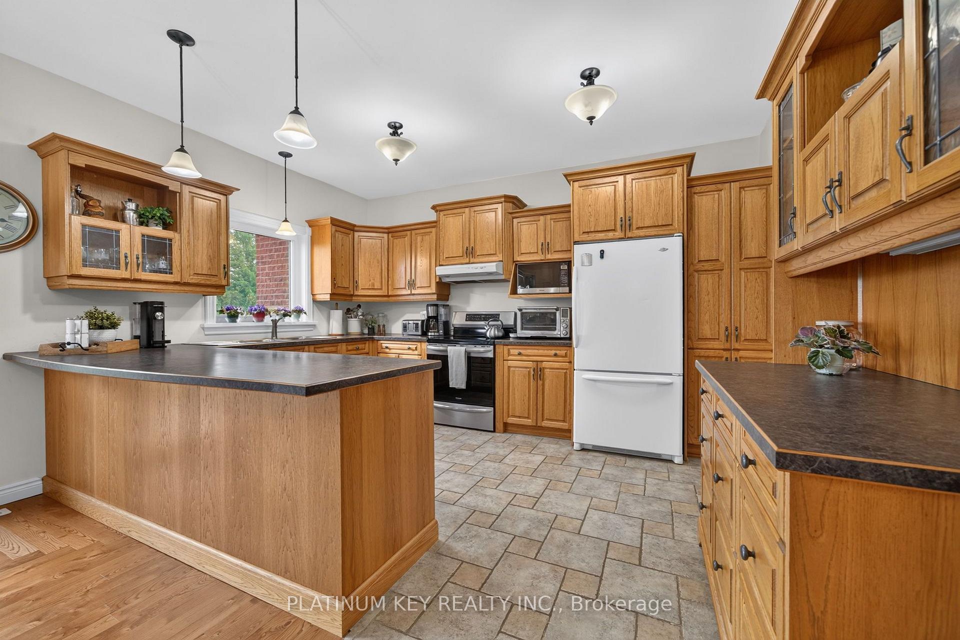 Photo 18 of 653 Peter Street, Strathroy-Caradoc, Melbourne — HOMEH