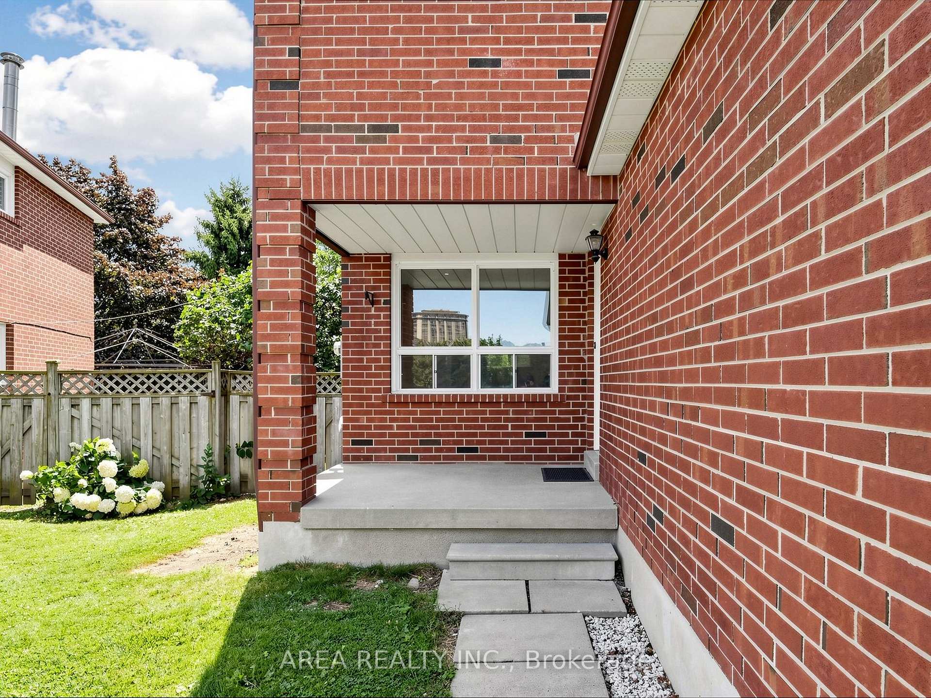 Photo 2 of 4749 Empire Crescent, Mississauga, Hurontario — HOMEH