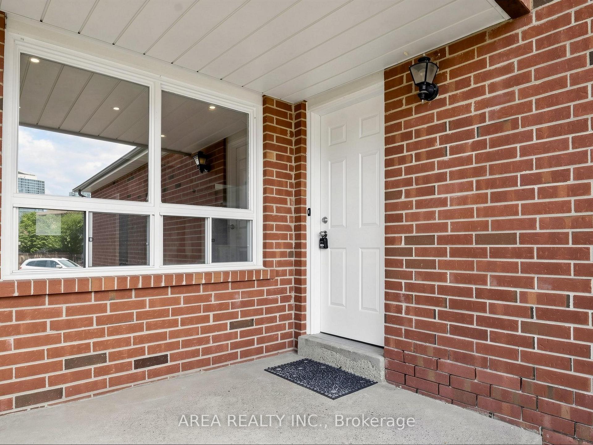 Photo 3 of 4749 Empire Crescent, Mississauga, Hurontario — HOMEH