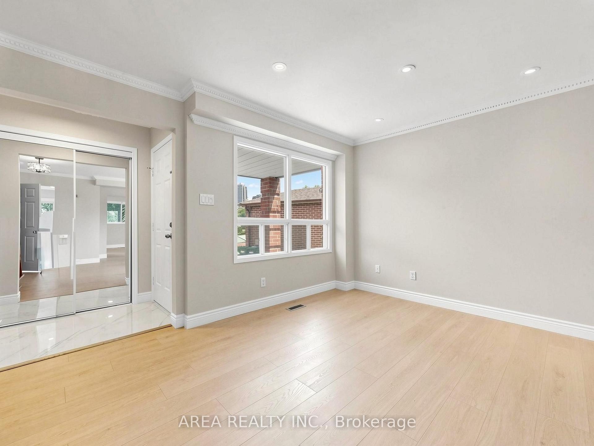 Photo 4 of 4749 Empire Crescent, Mississauga, Hurontario — HOMEH
