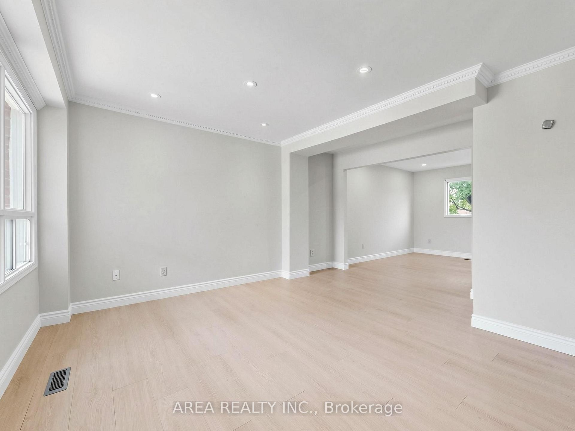 Photo 5 of 4749 Empire Crescent, Mississauga, Hurontario — HOMEH