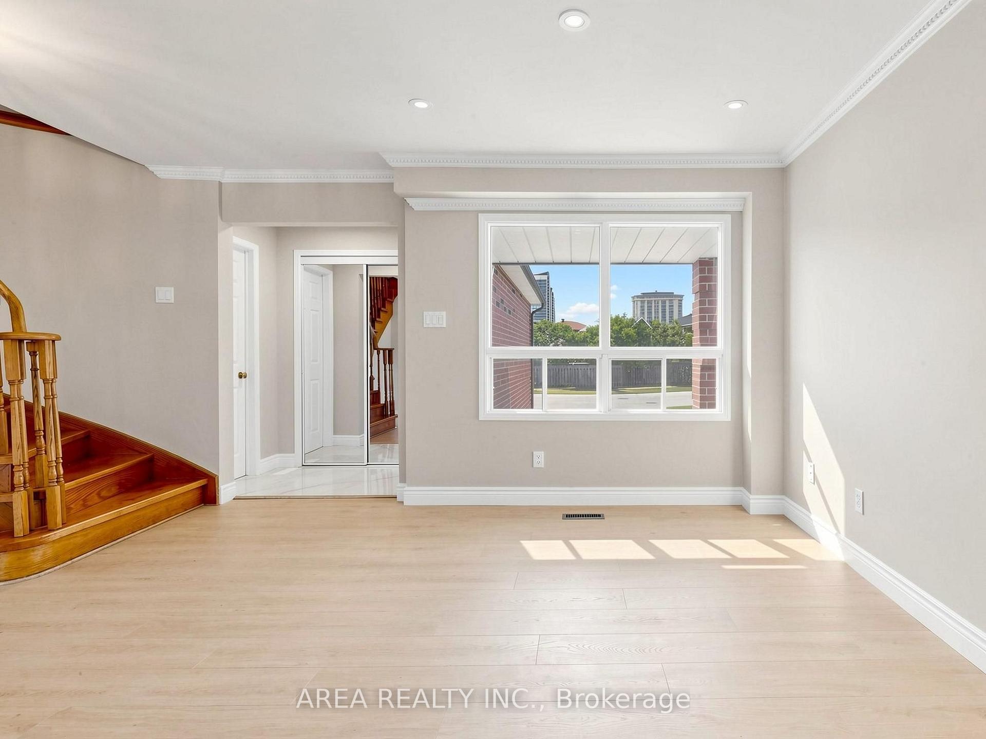 Photo 6 of 4749 Empire Crescent, Mississauga, Hurontario — HOMEH