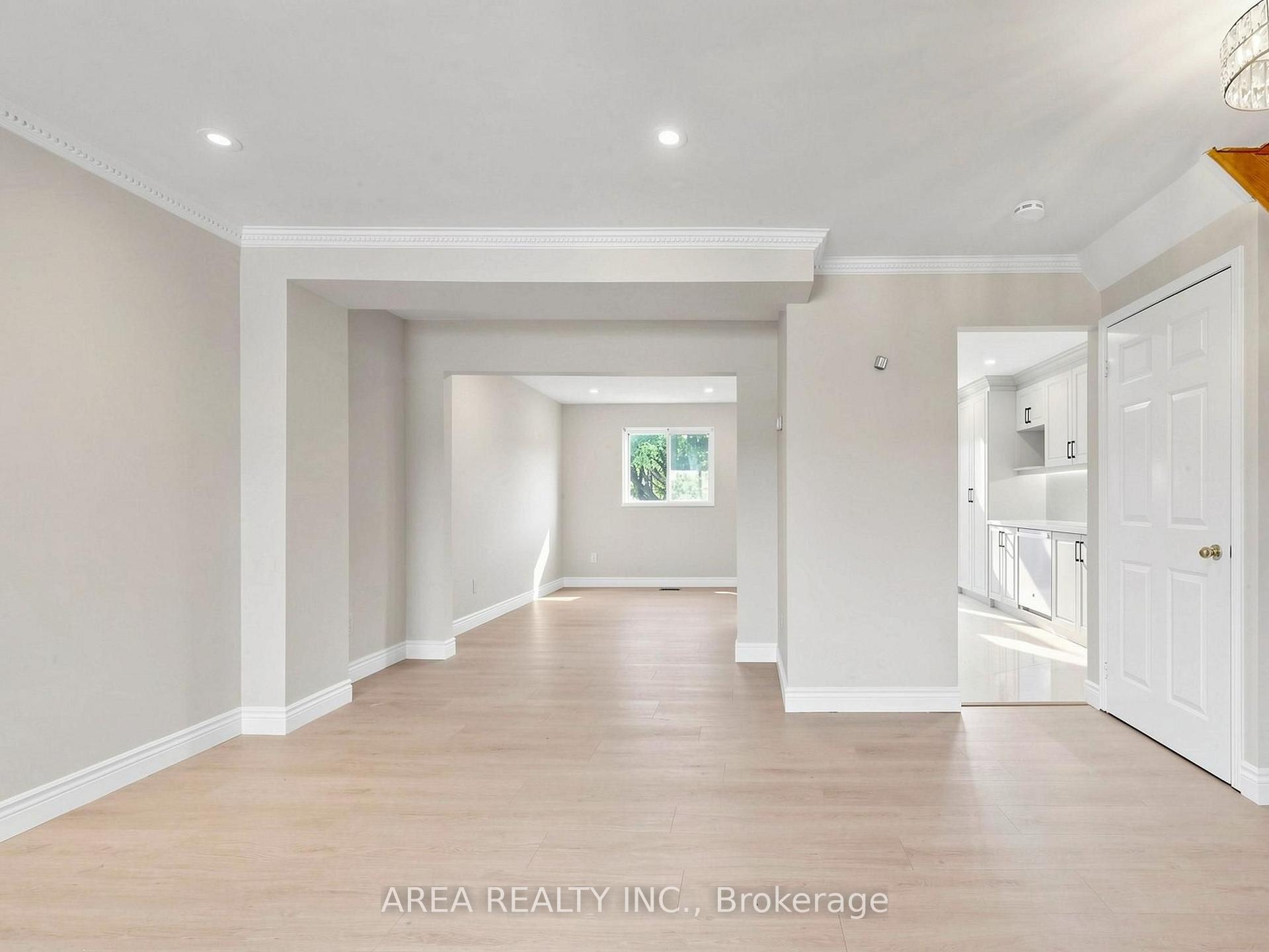 Photo 7 of 4749 Empire Crescent, Mississauga, Hurontario — HOMEH