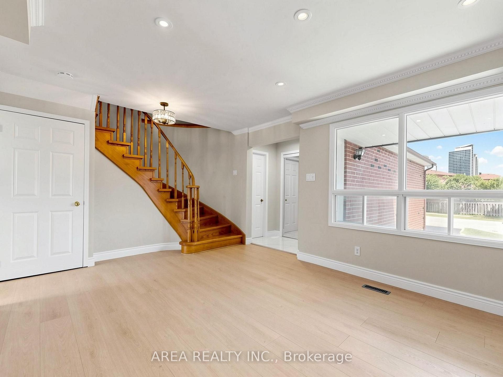 Photo 8 of 4749 Empire Crescent, Mississauga, Hurontario — HOMEH