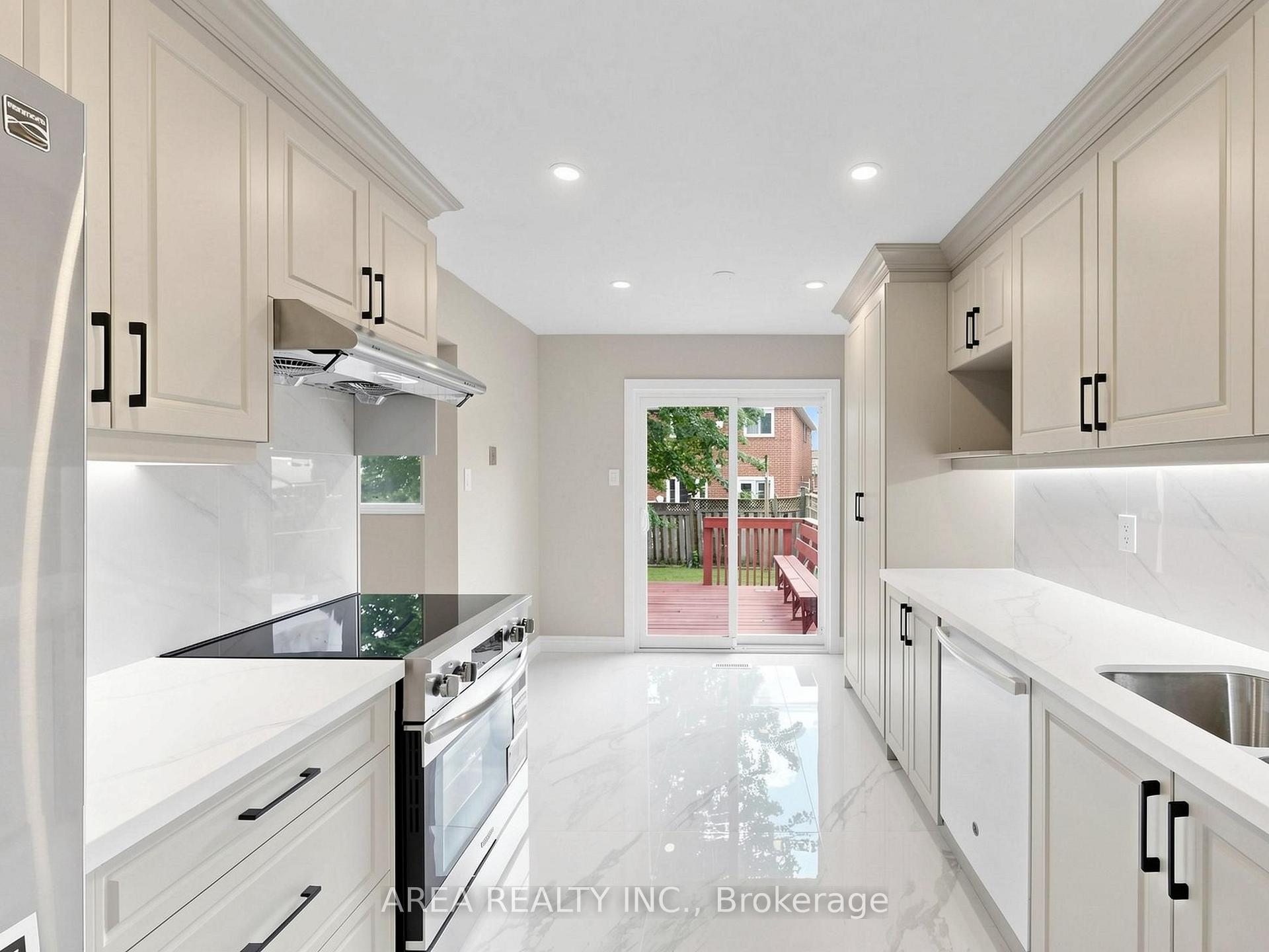 Photo 9 of 4749 Empire Crescent, Mississauga, Hurontario — HOMEH