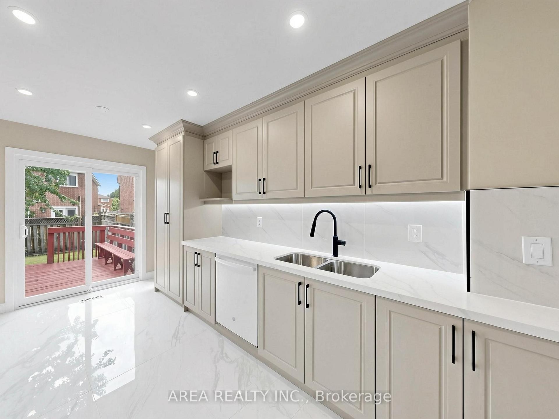 Photo 11 of 4749 Empire Crescent, Mississauga, Hurontario — HOMEH