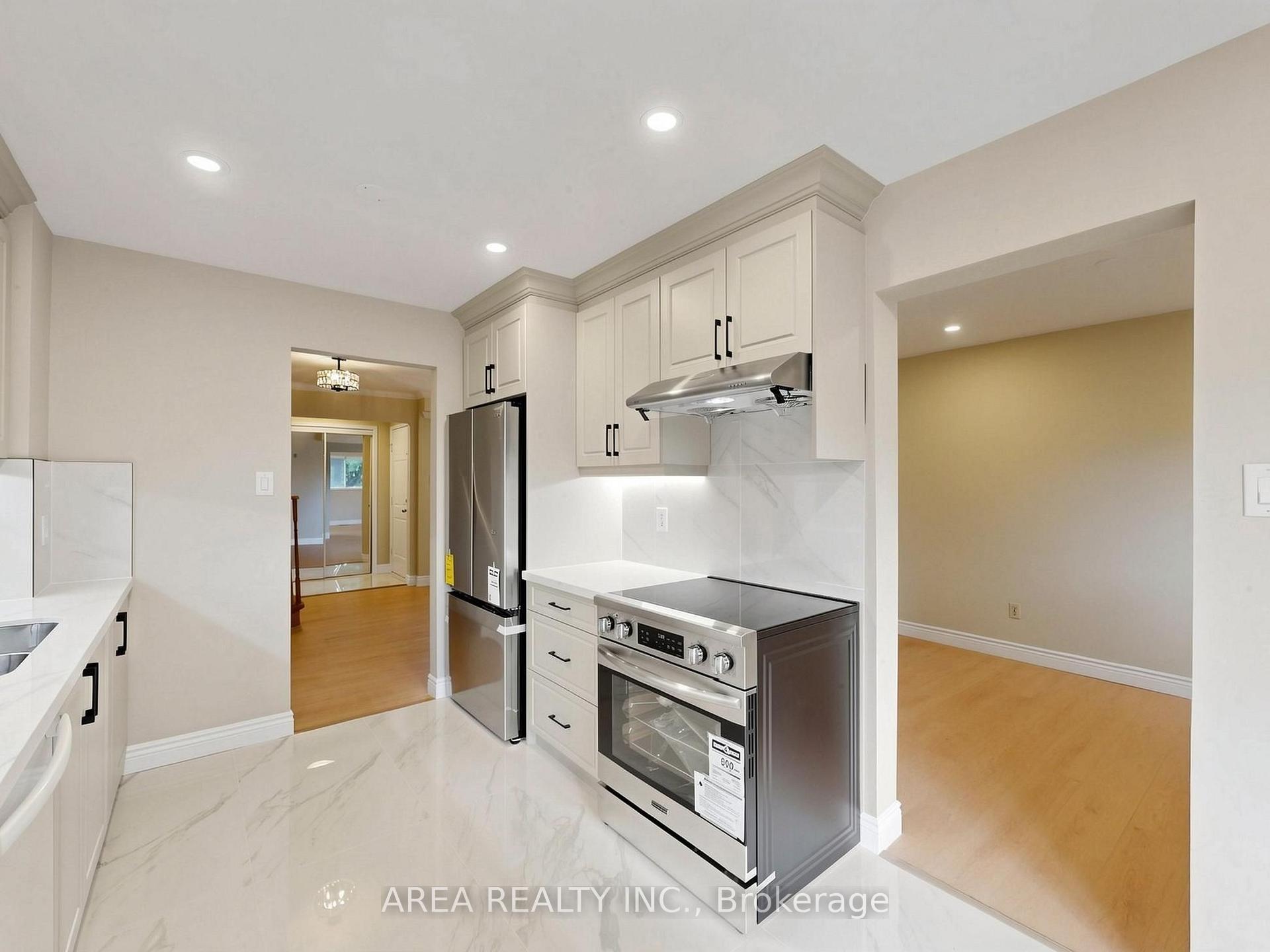 Photo 13 of 4749 Empire Crescent, Mississauga, Hurontario — HOMEH