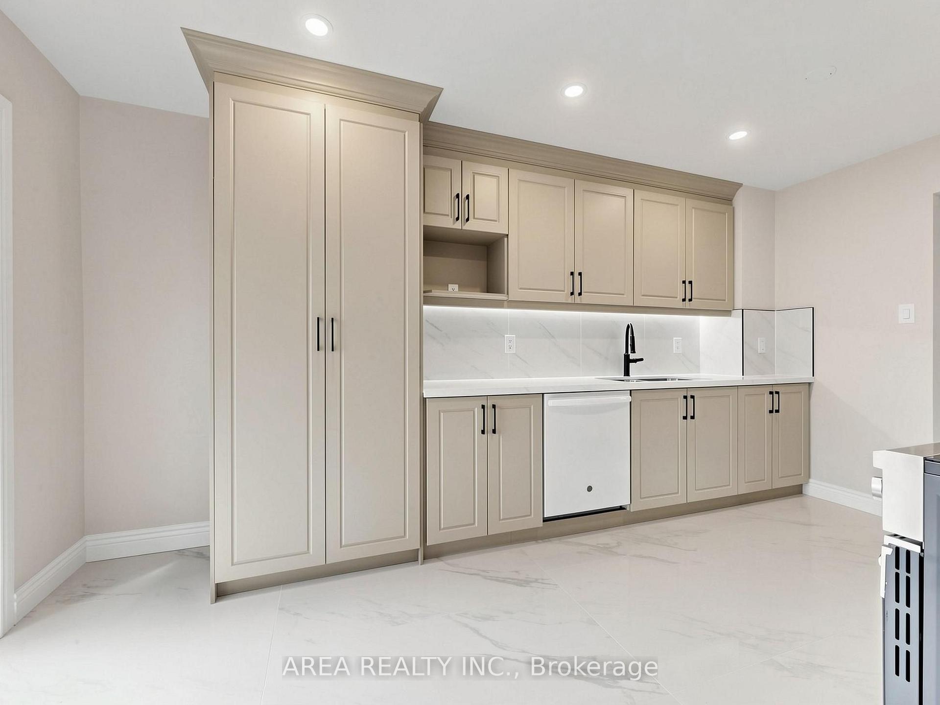 Photo 14 of 4749 Empire Crescent, Mississauga, Hurontario — HOMEH