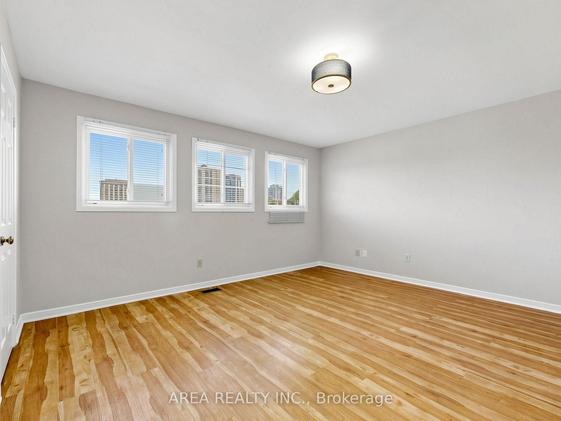 Photo 25 of 4749 Empire Crescent, Mississauga, Hurontario — HOMEH