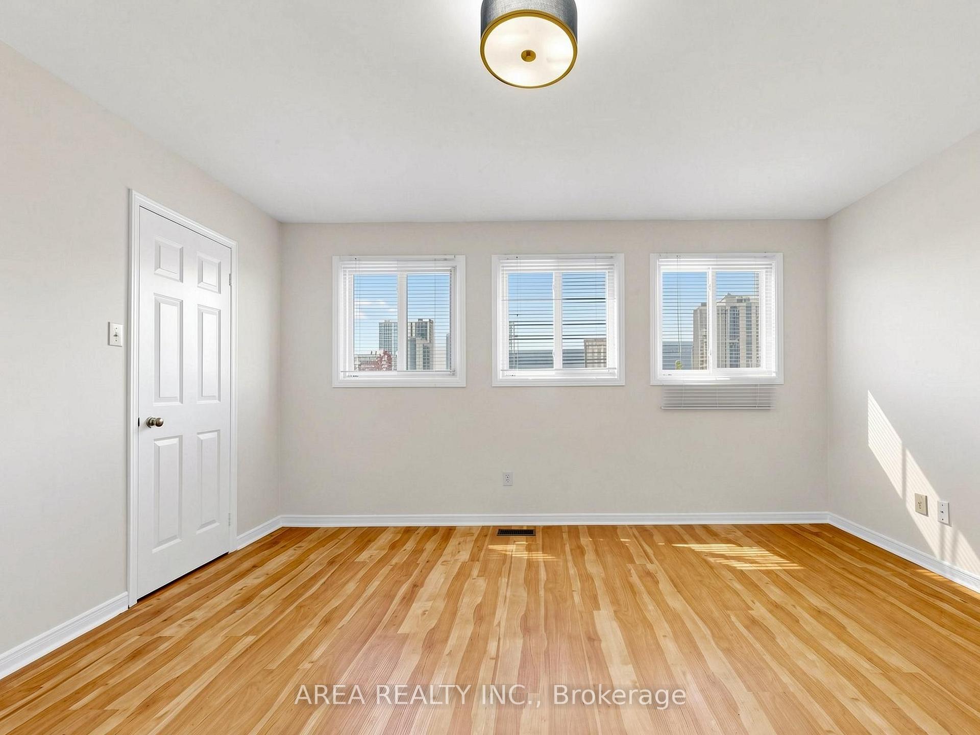 Photo 26 of 4749 Empire Crescent, Mississauga, Hurontario — HOMEH