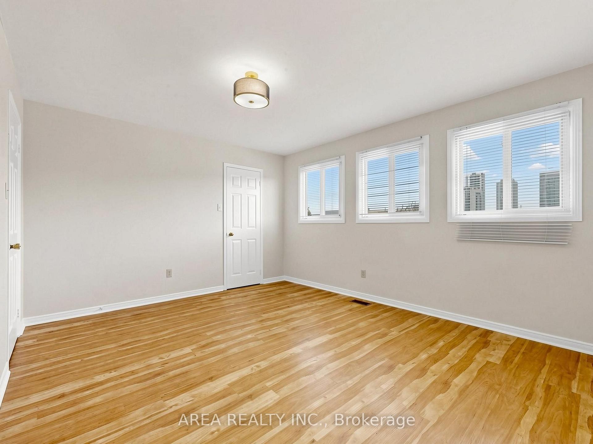 Photo 27 of 4749 Empire Crescent, Mississauga, Hurontario — HOMEH