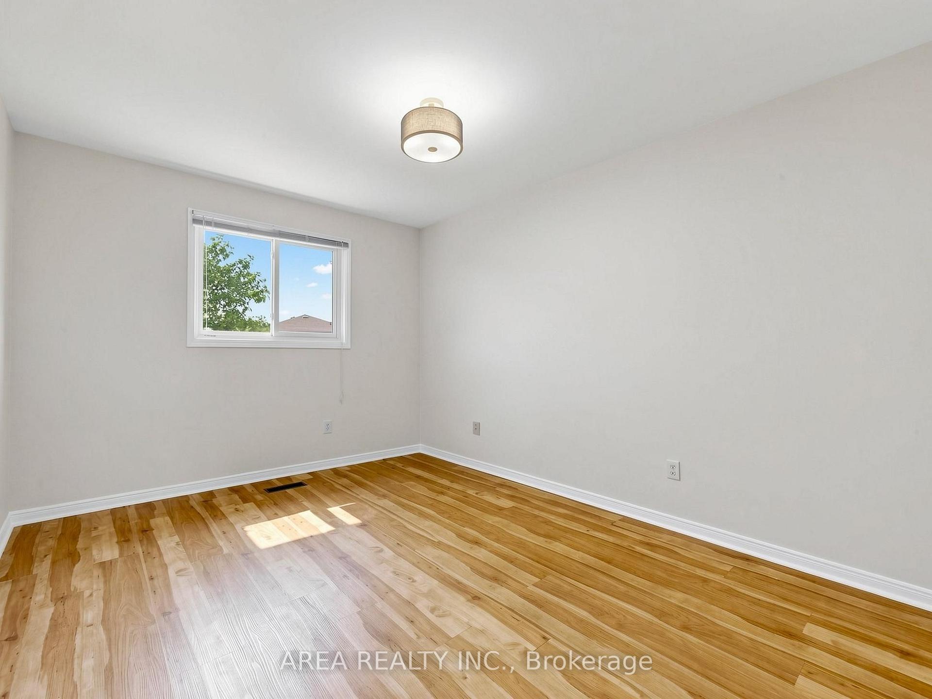 Photo 32 of 4749 Empire Crescent, Mississauga, Hurontario — HOMEH