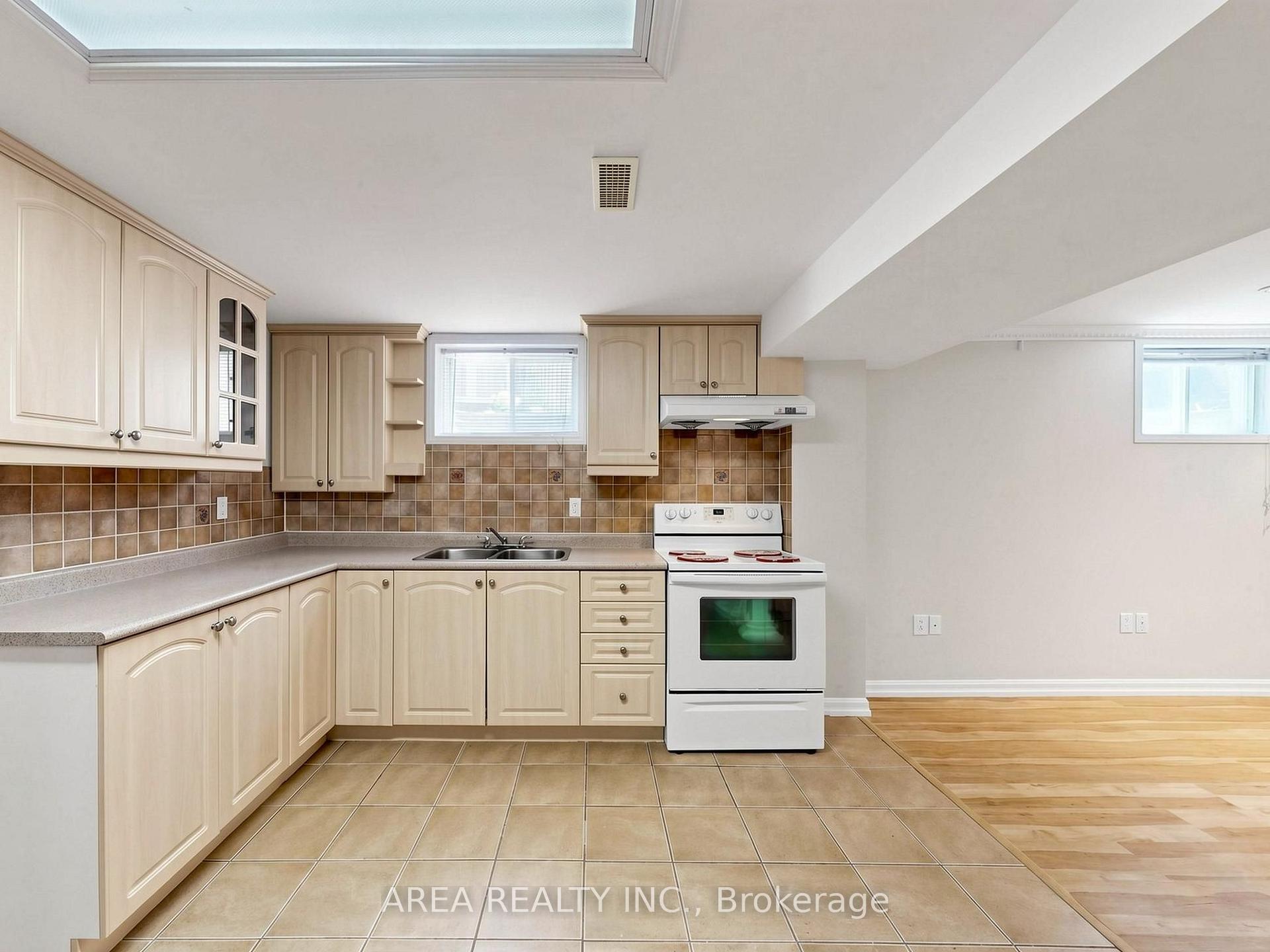 Photo 37 of 4749 Empire Crescent, Mississauga, Hurontario — HOMEH