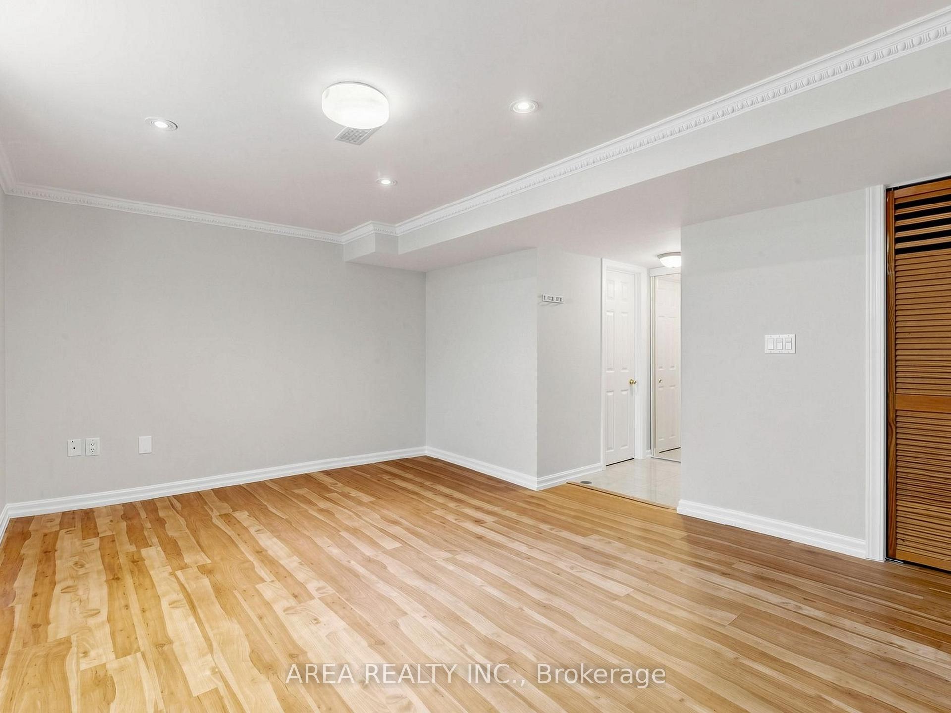 Photo 44 of 4749 Empire Crescent, Mississauga, Hurontario — HOMEH