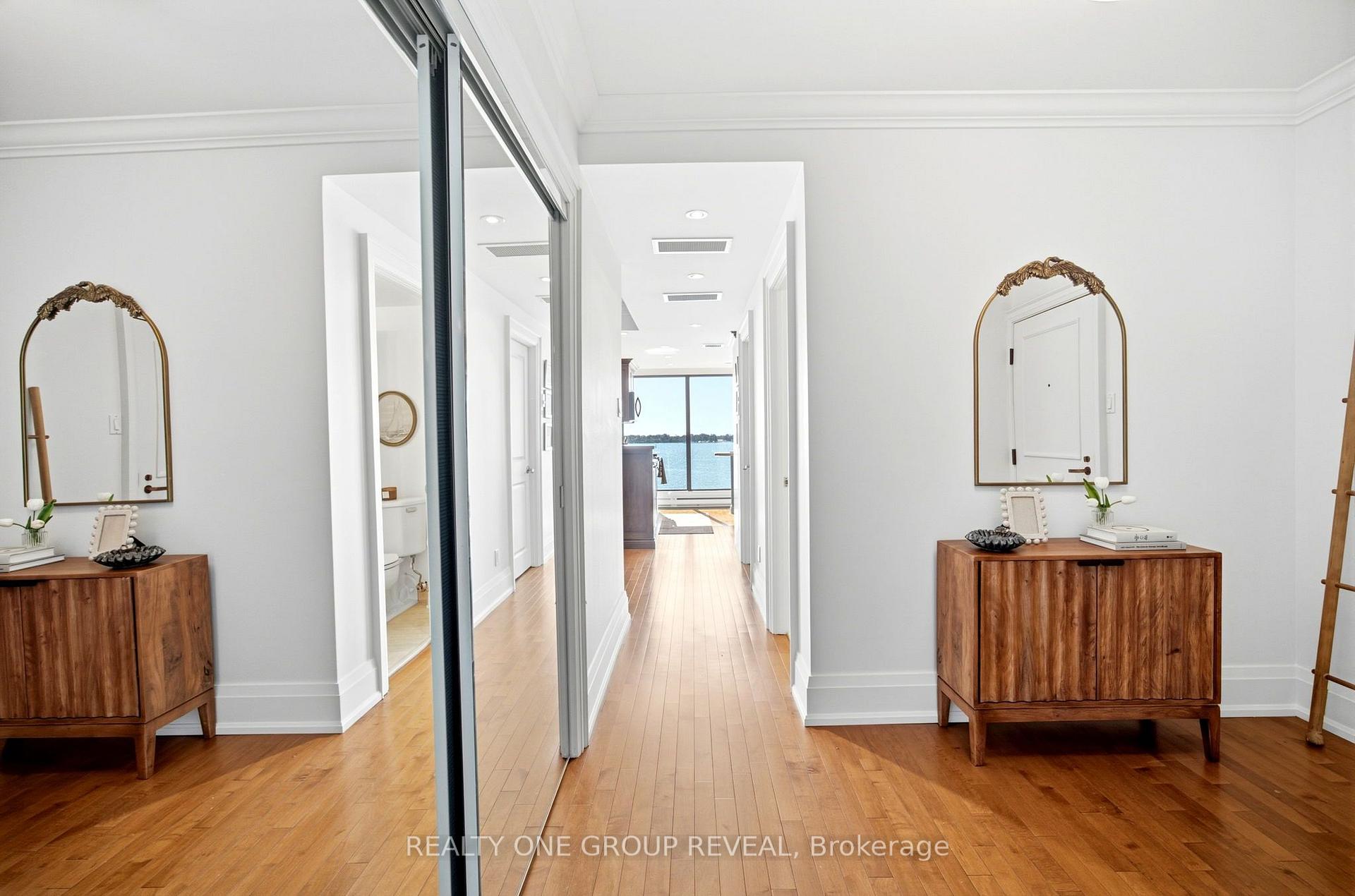 Photo 4 of 65 Harbour Square, Toronto, Waterfront Communities — HOMEH