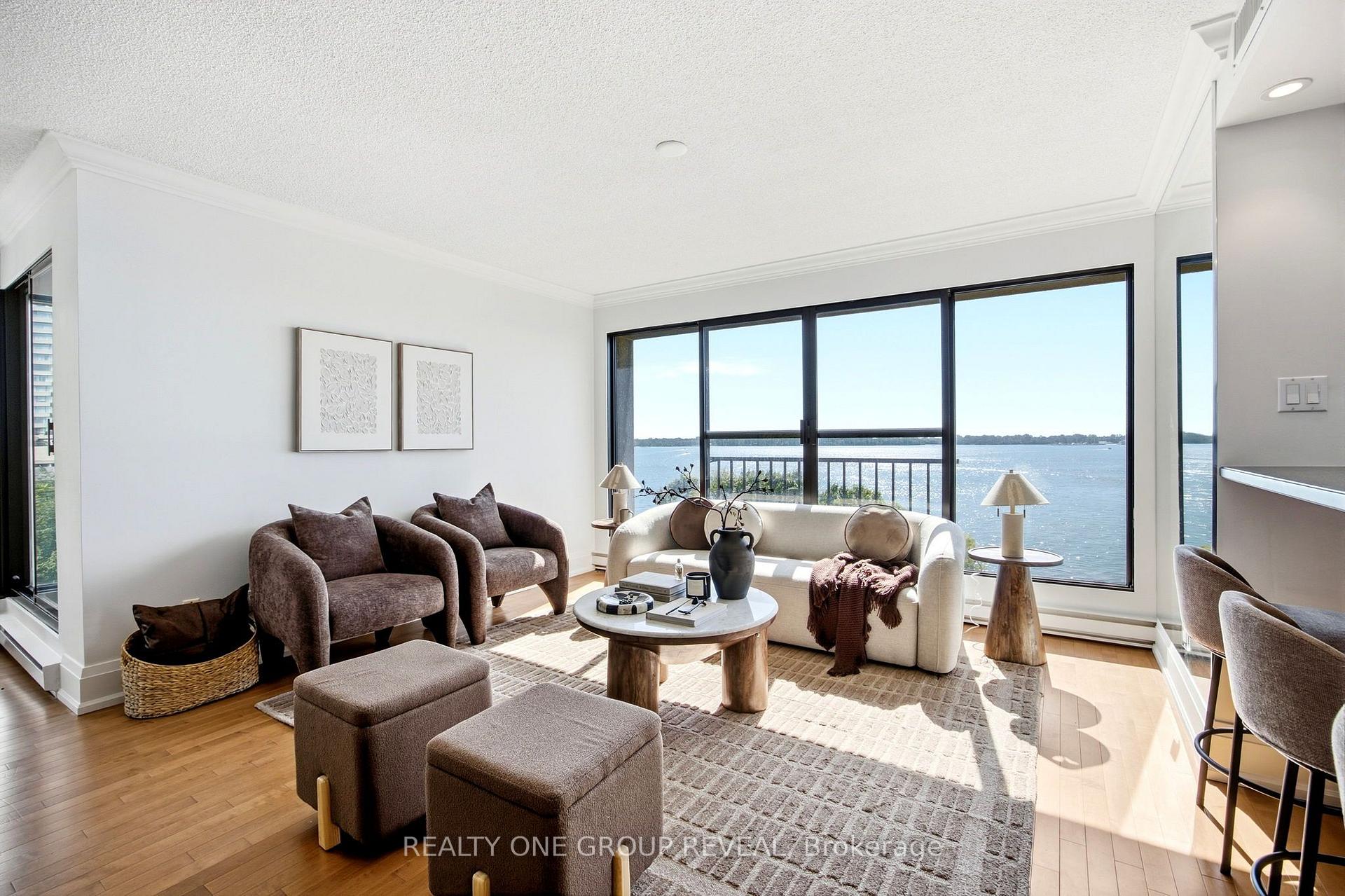 Photo 6 of 65 Harbour Square, Toronto, Waterfront Communities — HOMEH