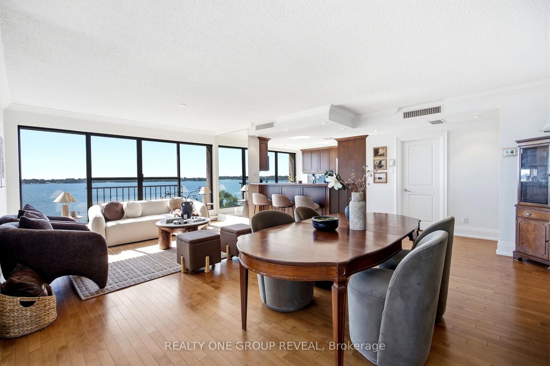 Photo 9 of 65 Harbour Square, Toronto, Waterfront Communities — HOMEH