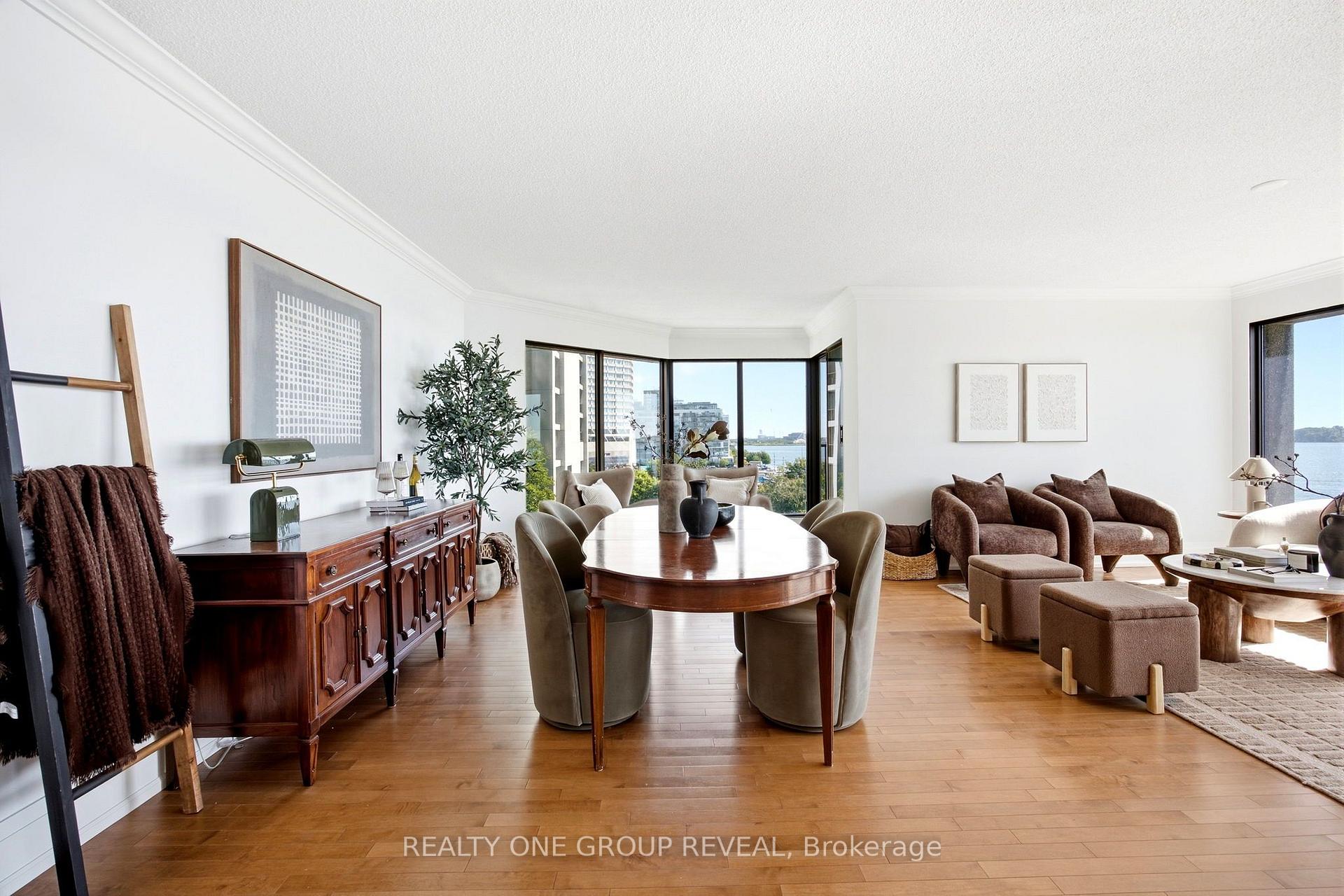 Photo 11 of 65 Harbour Square, Toronto, Waterfront Communities — HOMEH