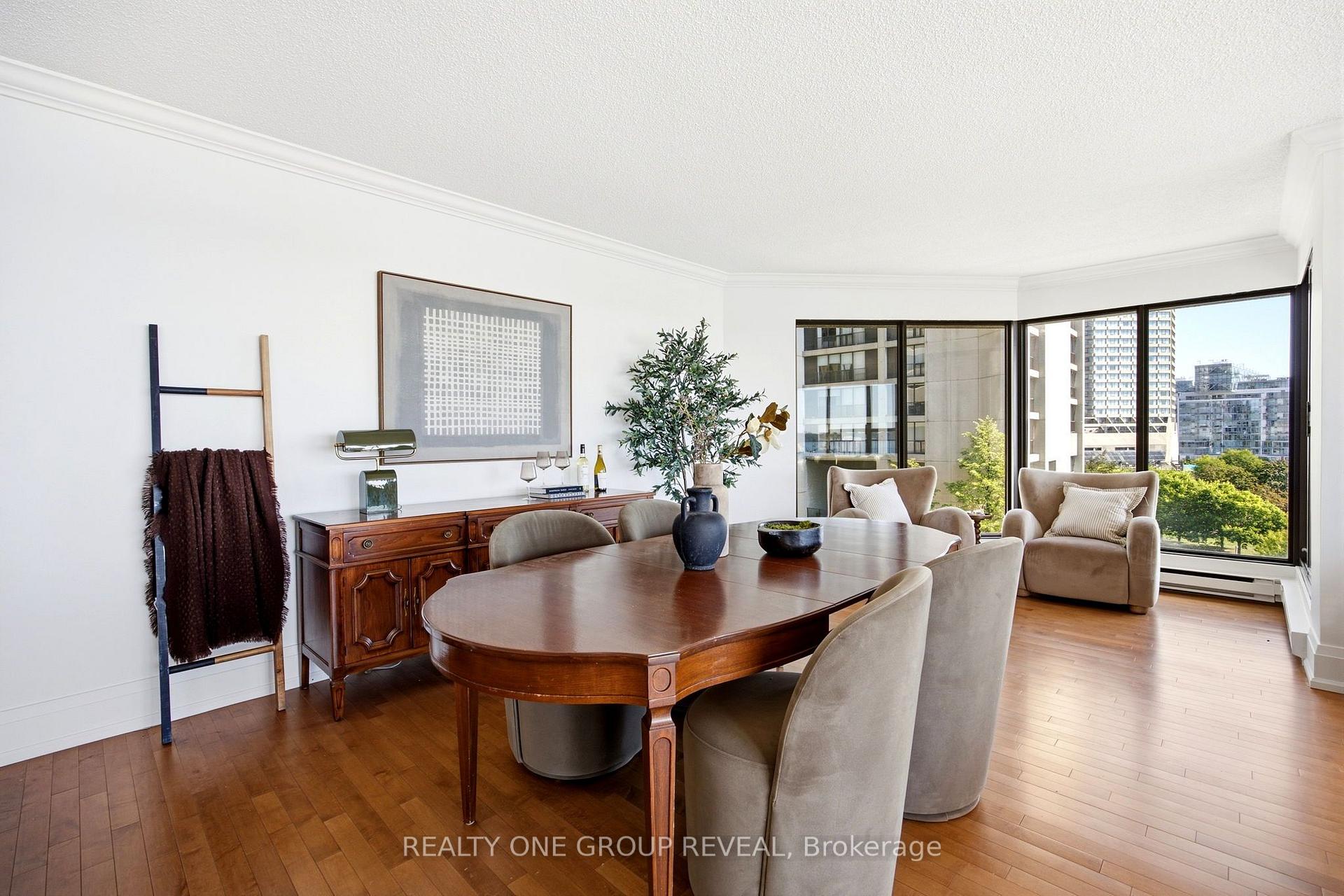 Photo 12 of 65 Harbour Square, Toronto, Waterfront Communities — HOMEH