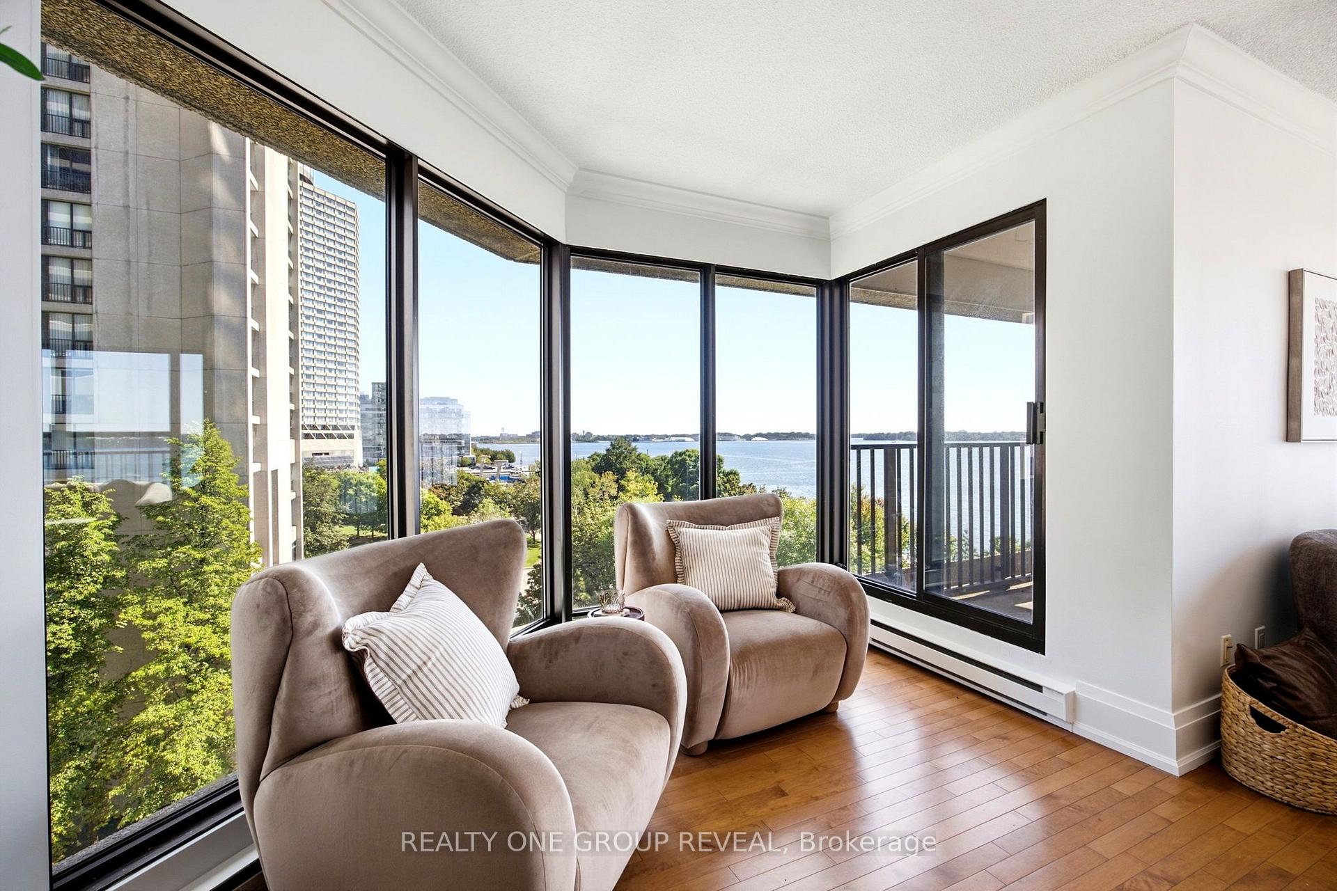Photo 13 of 65 Harbour Square, Toronto, Waterfront Communities — HOMEH