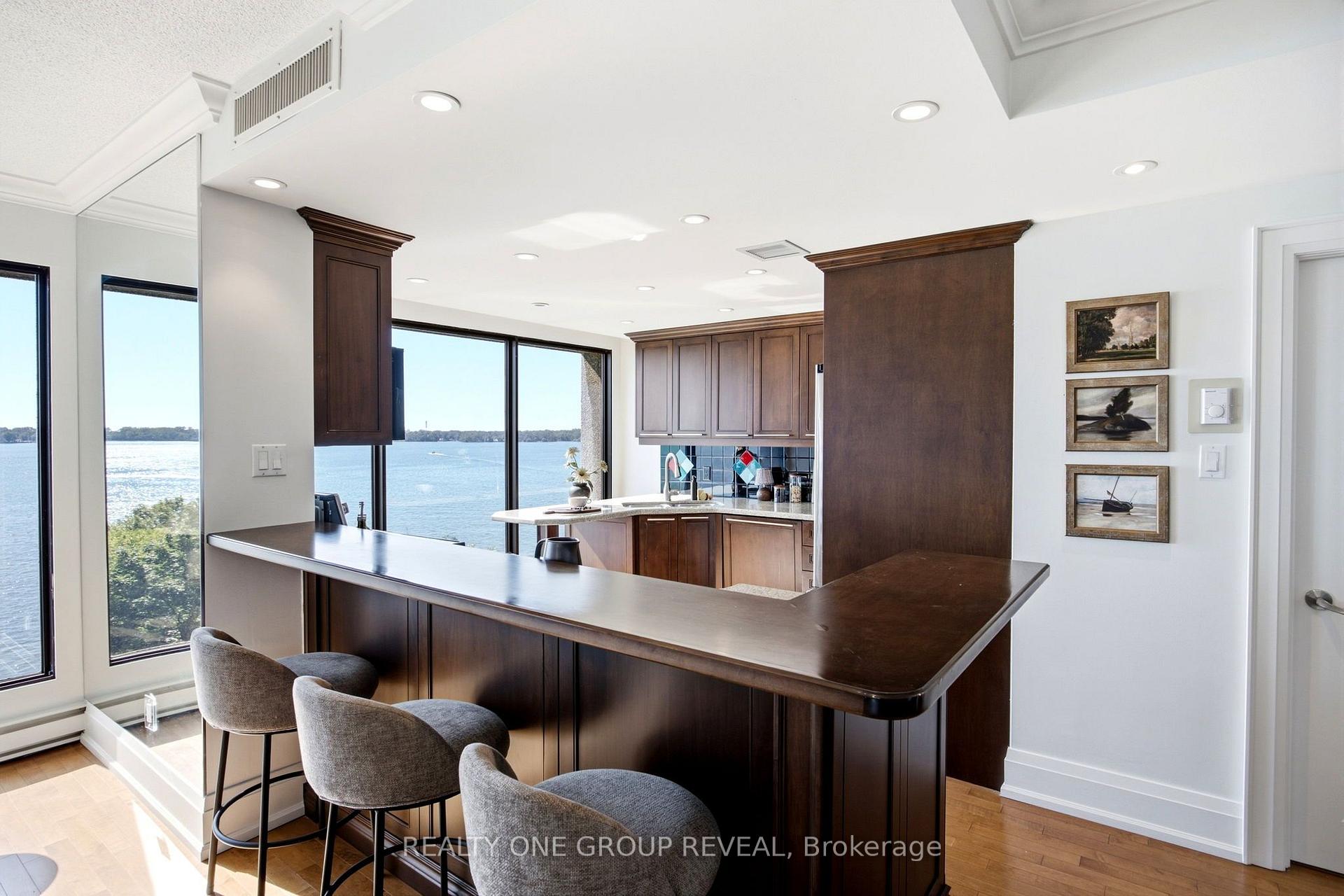 Photo 16 of 65 Harbour Square, Toronto, Waterfront Communities — HOMEH