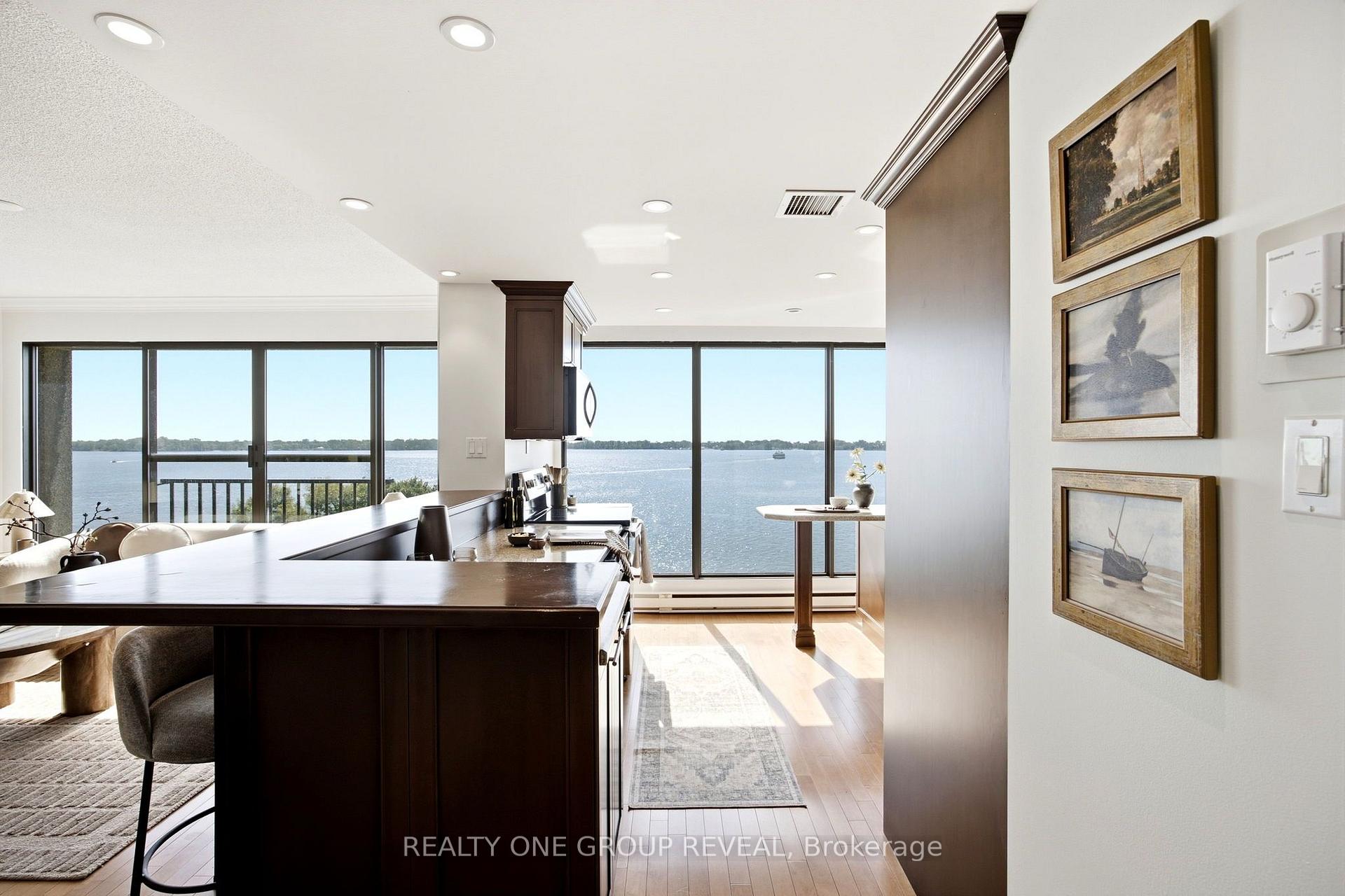 Photo 17 of 65 Harbour Square, Toronto, Waterfront Communities — HOMEH