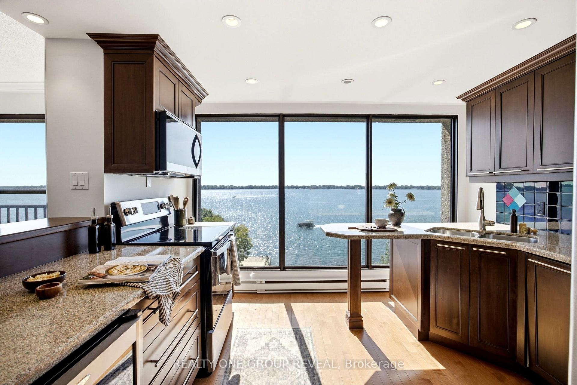 Photo 18 of 65 Harbour Square, Toronto, Waterfront Communities — HOMEH